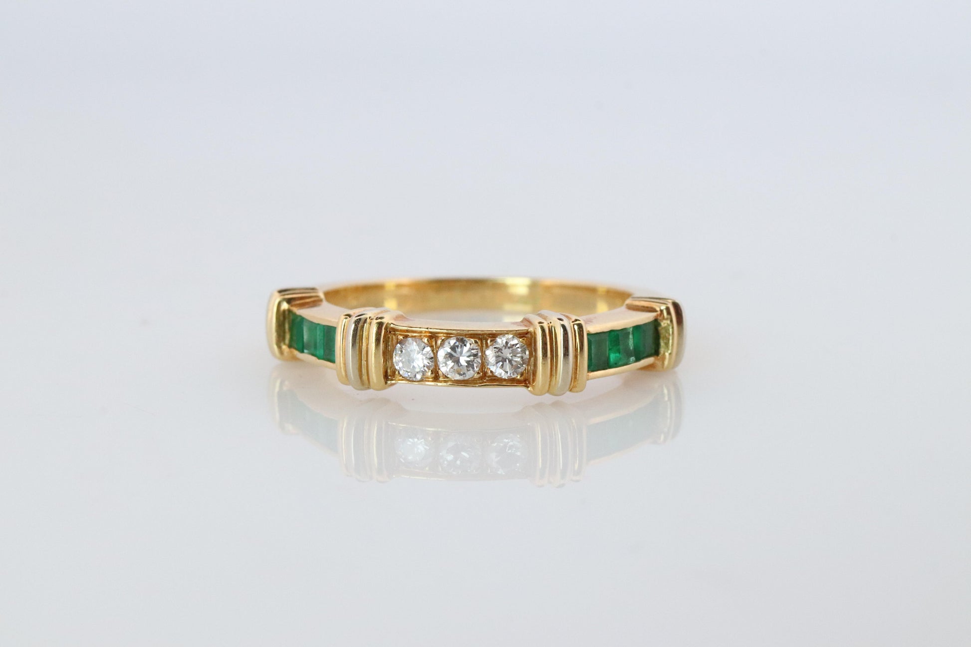 CARTIER Contessa 18k 750 Yellow Gold Ring. Cartier Diamond and Emerald Band
