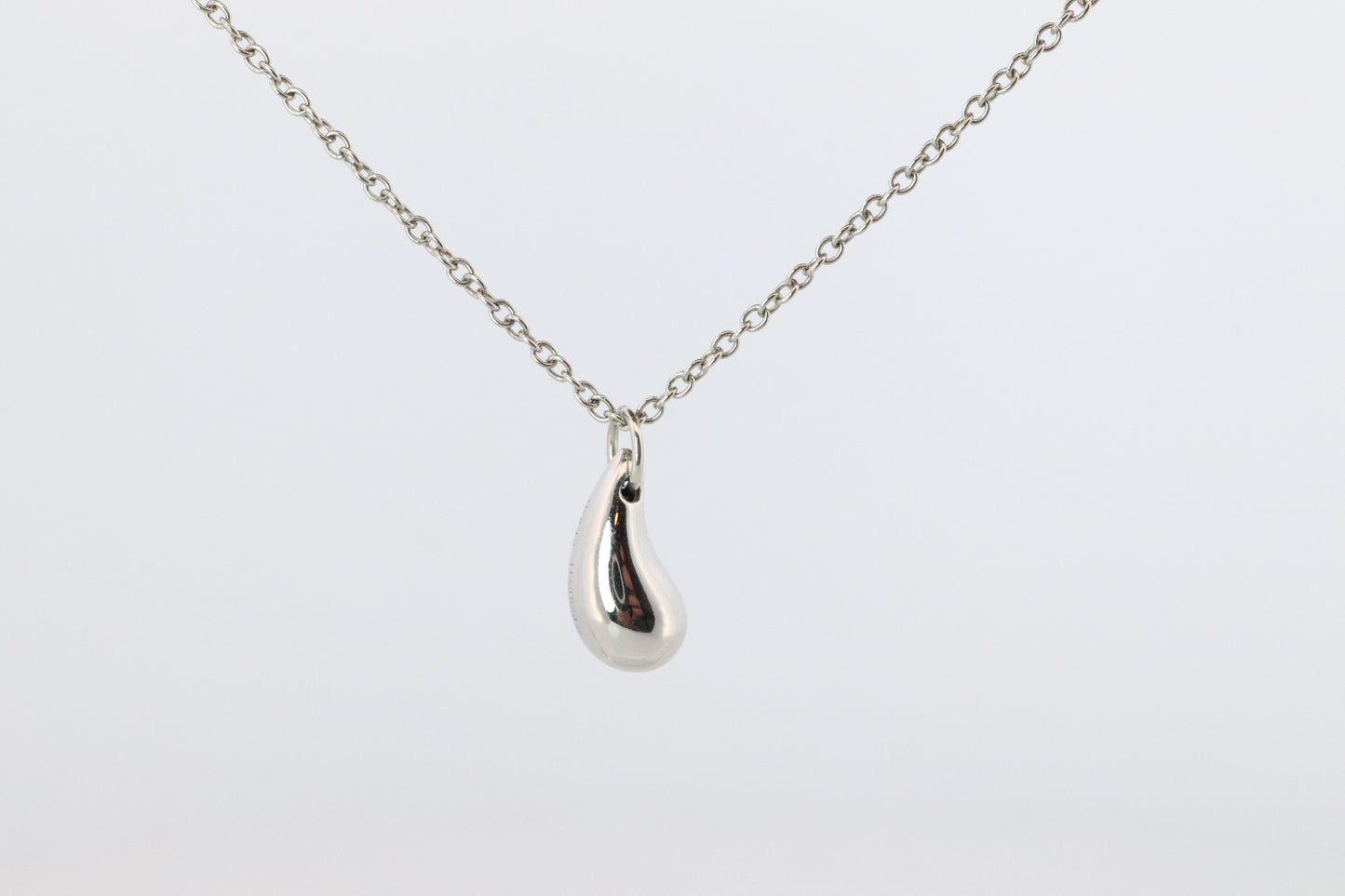 Tiffany and Co Teardrop Pendant. Platinum Tiffany Elsa Peretti Tear Necklace