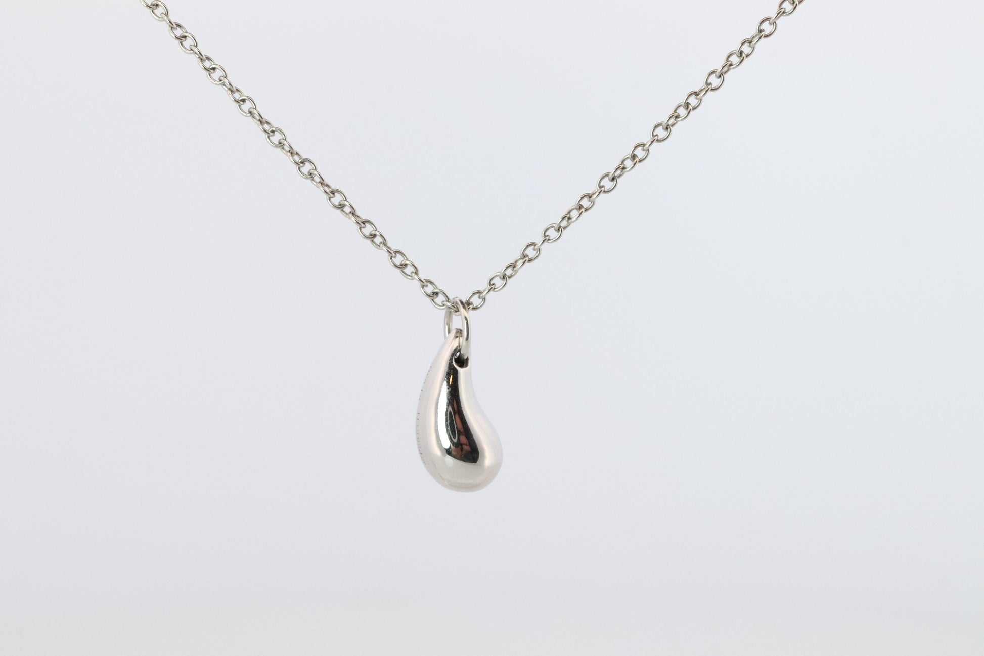 Tiffany and Co Teardrop Pendant. Platinum Tiffany Elsa Peretti Tear Necklace