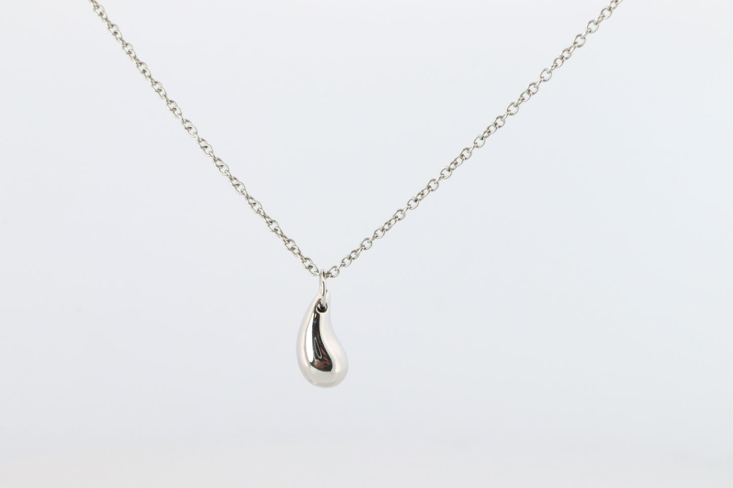 Tiffany and Co Teardrop Pendant. Platinum Tiffany Elsa Peretti Tear Necklace