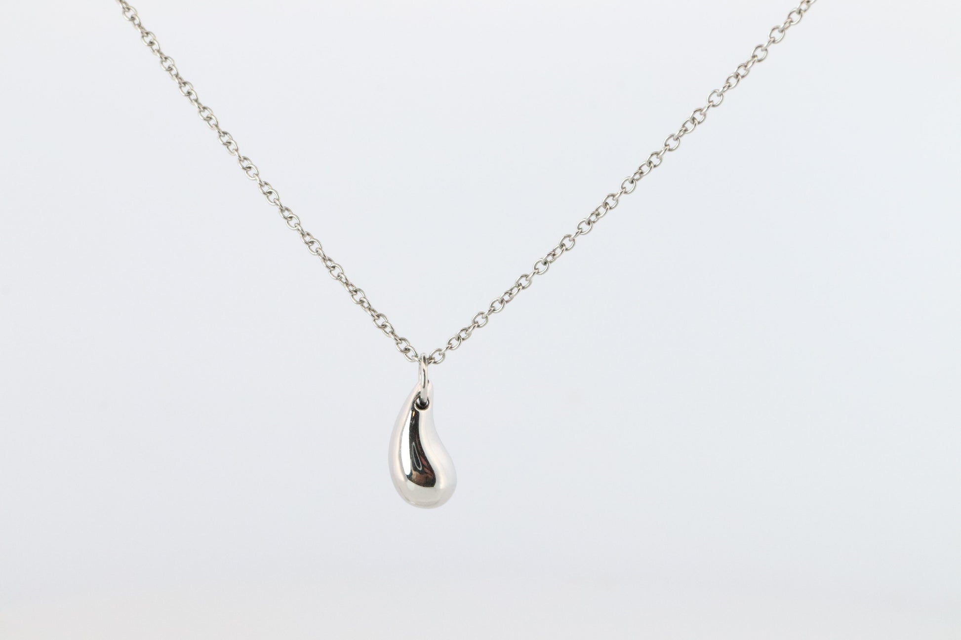 Tiffany and Co Teardrop Pendant. Platinum Tiffany Elsa Peretti Tear Necklace