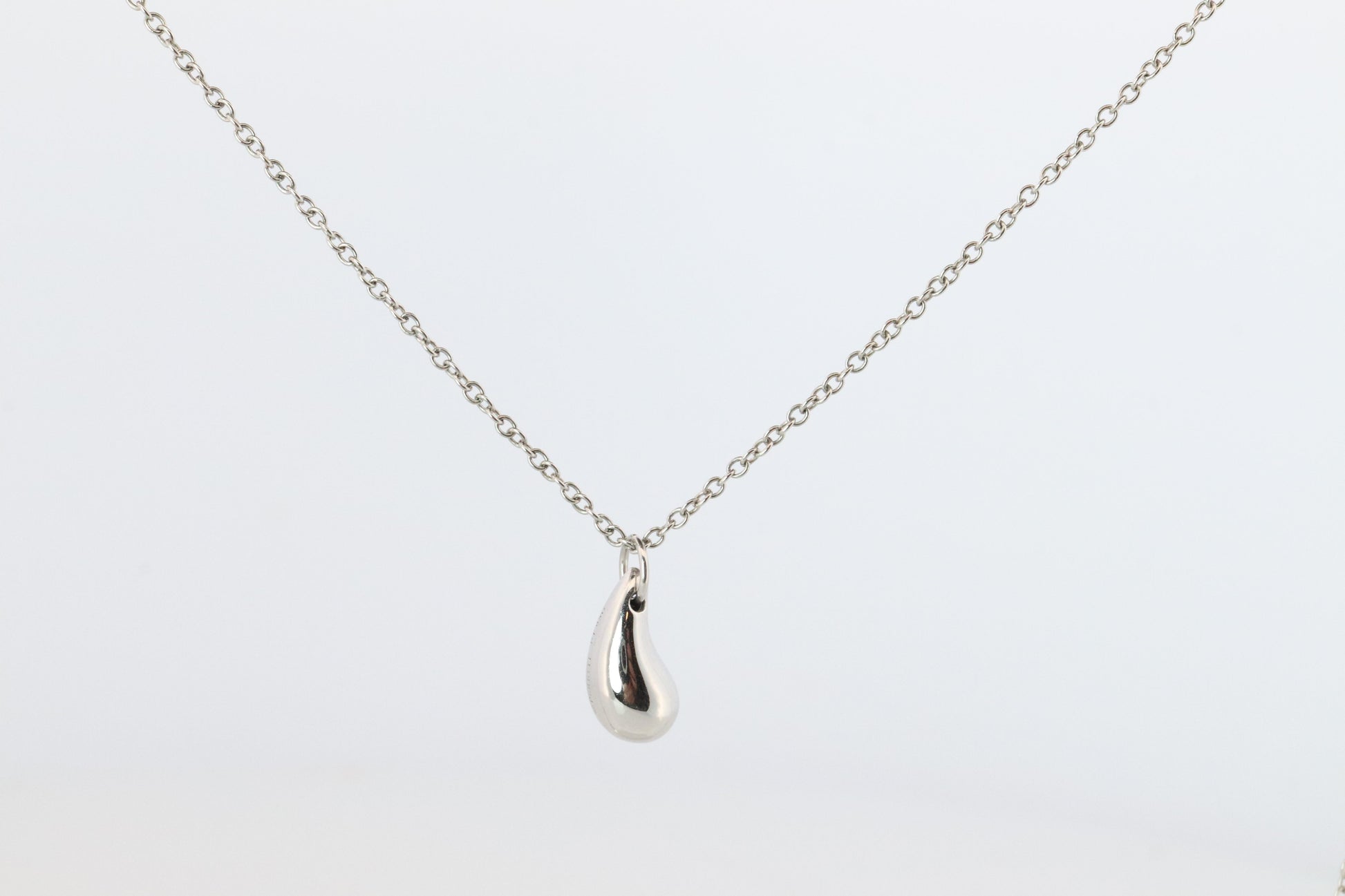Tiffany and Co Teardrop Pendant. Platinum Tiffany Elsa Peretti Tear Necklace