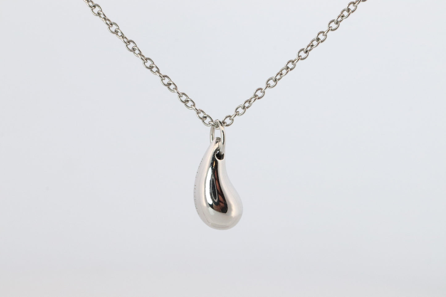 Tiffany and Co Teardrop Pendant. Platinum Tiffany Elsa Peretti Tear Necklace