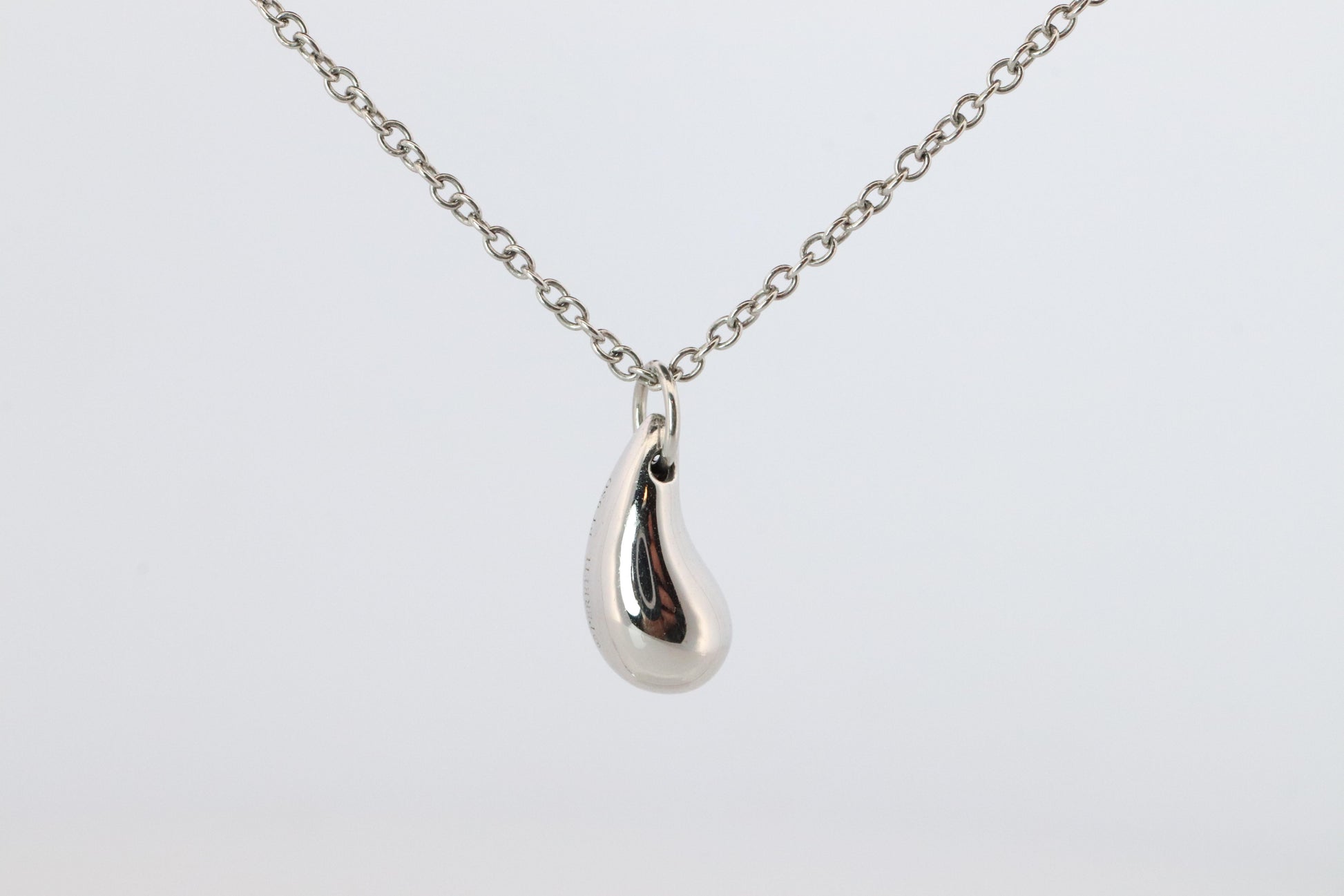 Tiffany and Co Teardrop Pendant. Platinum Tiffany Elsa Peretti Tear Necklace