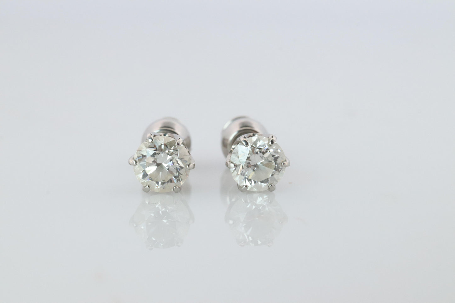 Diamond Stud Earrings. Platinum PT900 1ctw Diamond Claw Studs Earrings.
