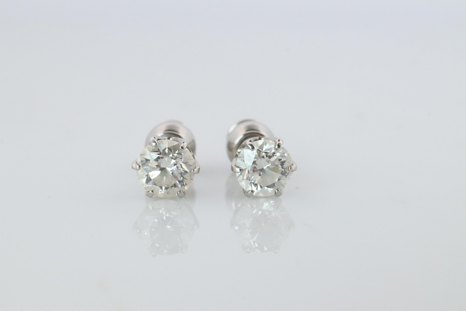 Diamond Stud Earrings. Platinum PT900 1ctw Diamond Claw Studs Earrings.