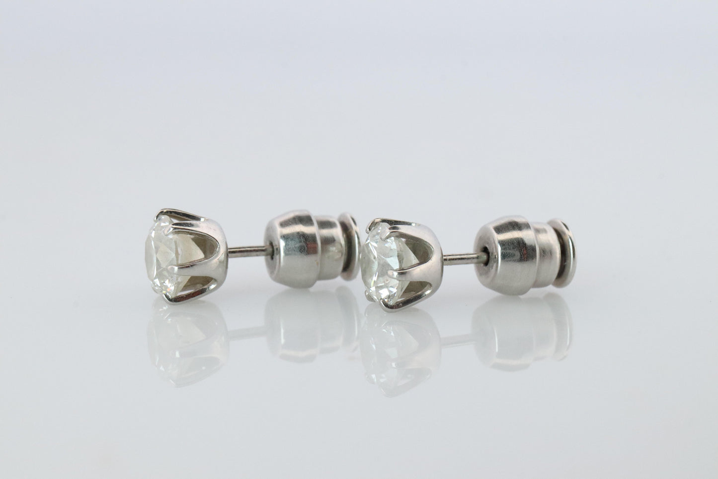 Diamond Stud Earrings. Platinum PT900 1ctw Diamond Claw Studs Earrings.