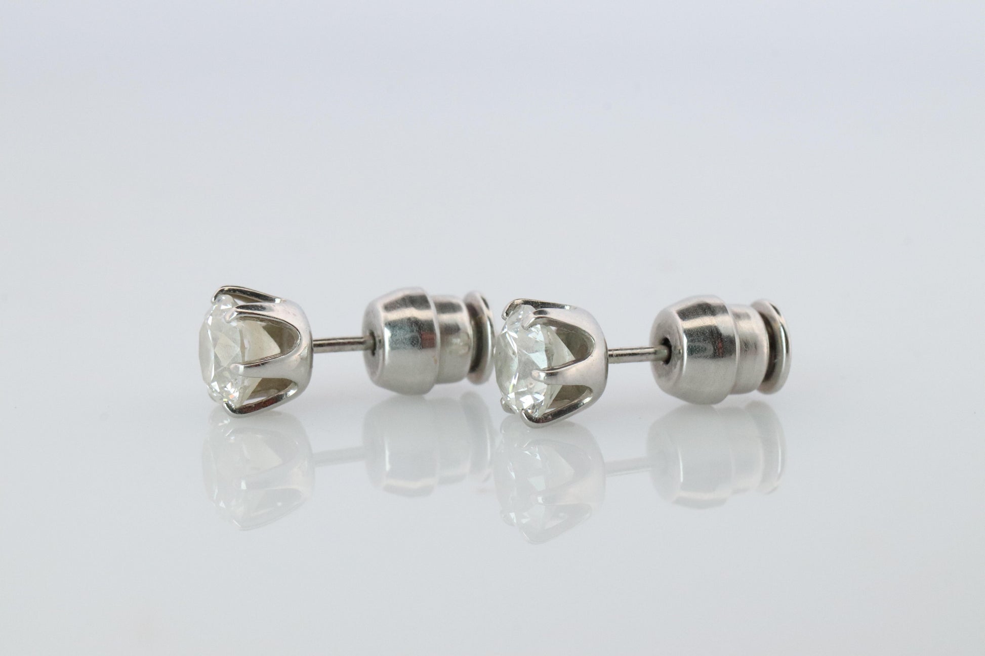 Diamond Stud Earrings. Platinum PT900 1ctw Diamond Claw Studs Earrings.
