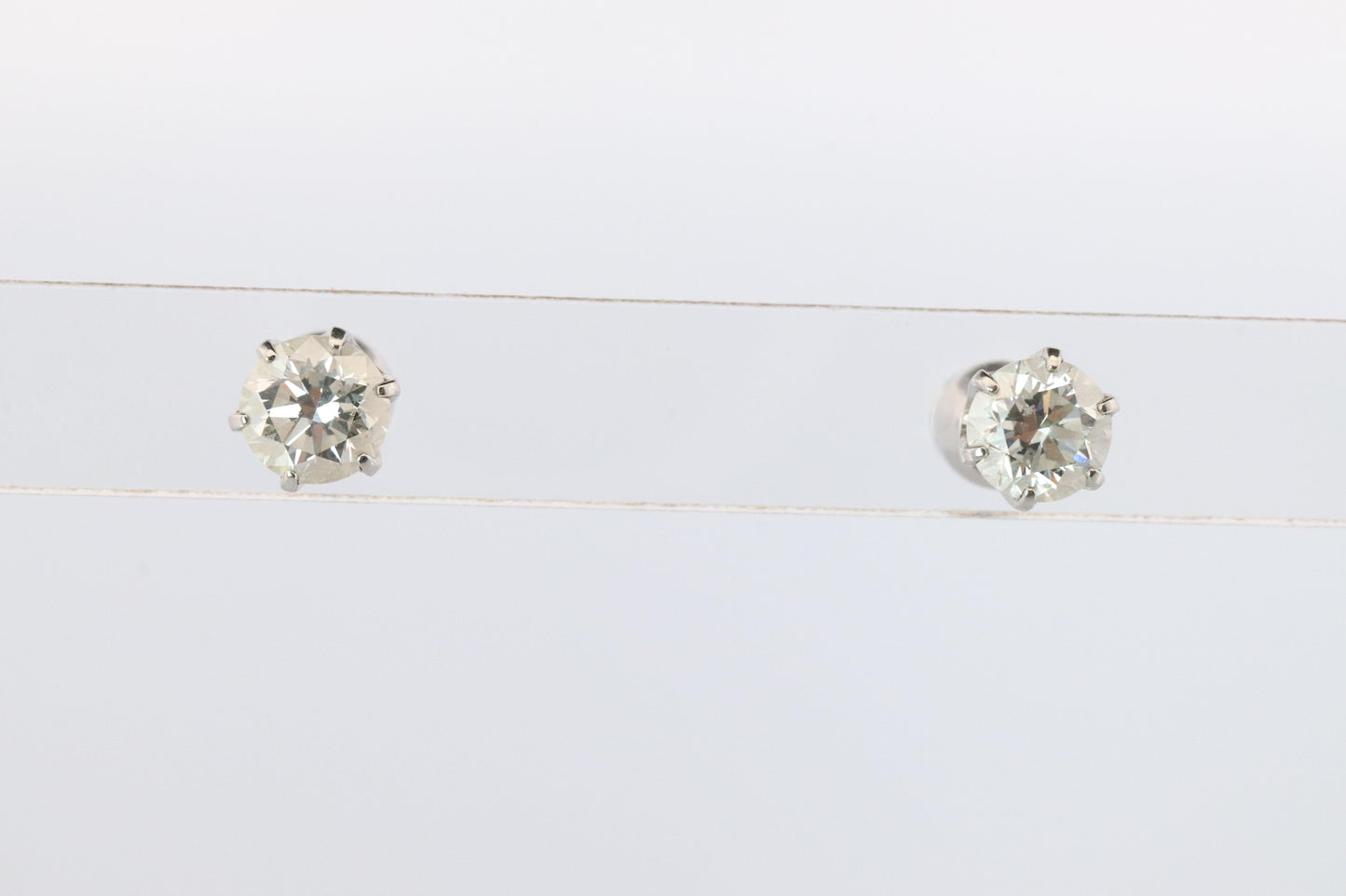 Diamond Stud Earrings. Platinum PT900 1ctw Diamond Claw Studs Earrings.