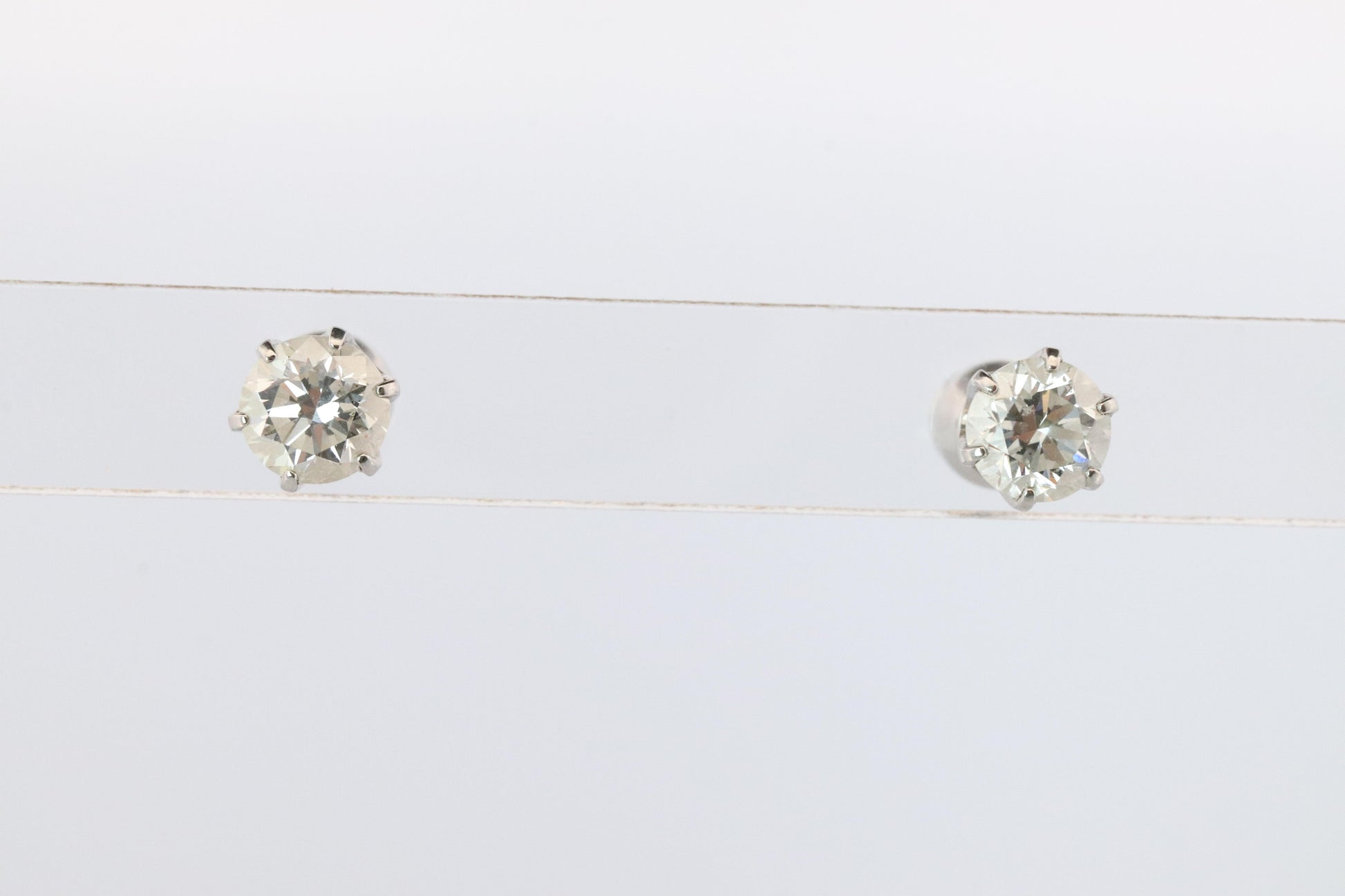 Diamond Stud Earrings. Platinum PT900 1ctw Diamond Claw Studs Earrings.