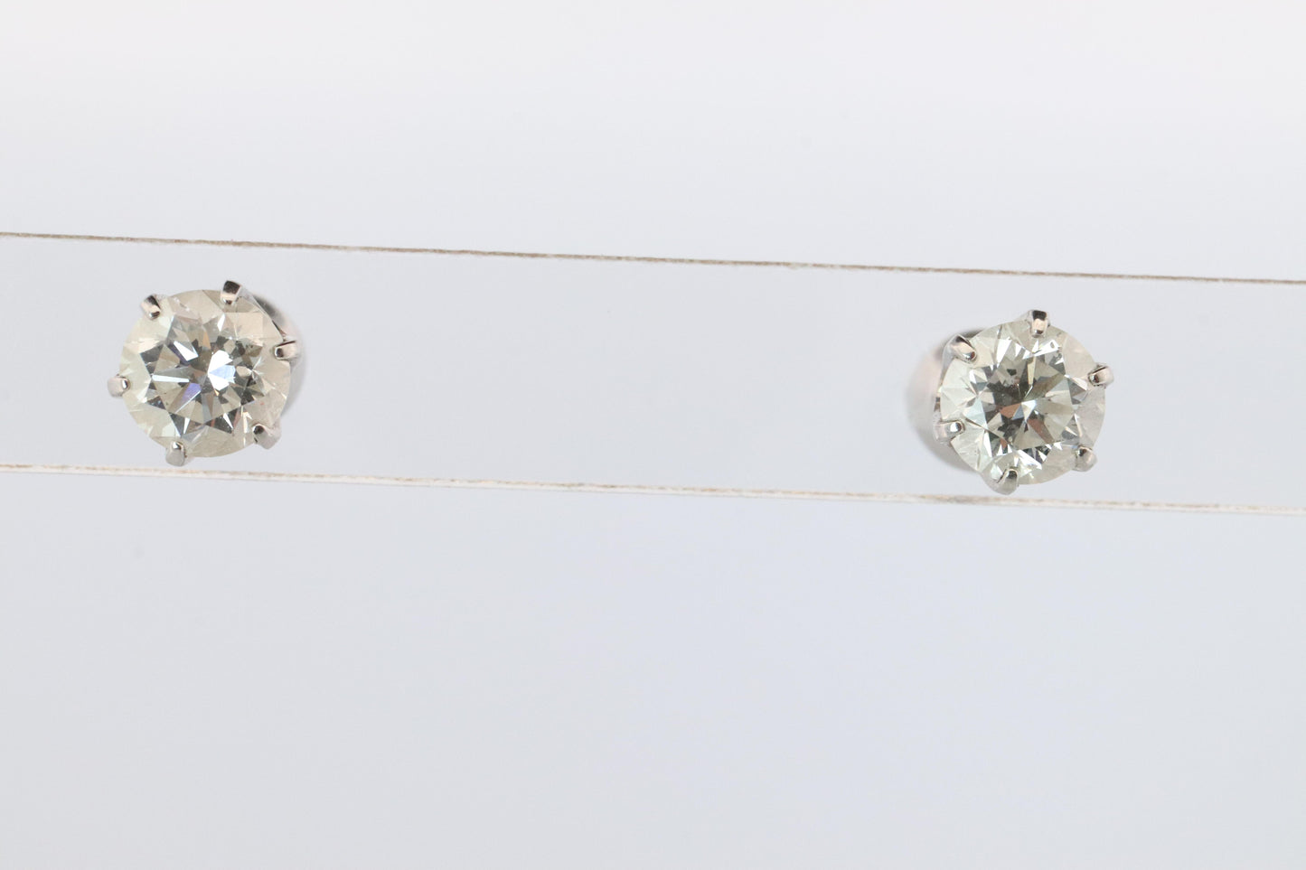 Diamond Stud Earrings. Platinum PT900 1ctw Diamond Claw Studs Earrings.