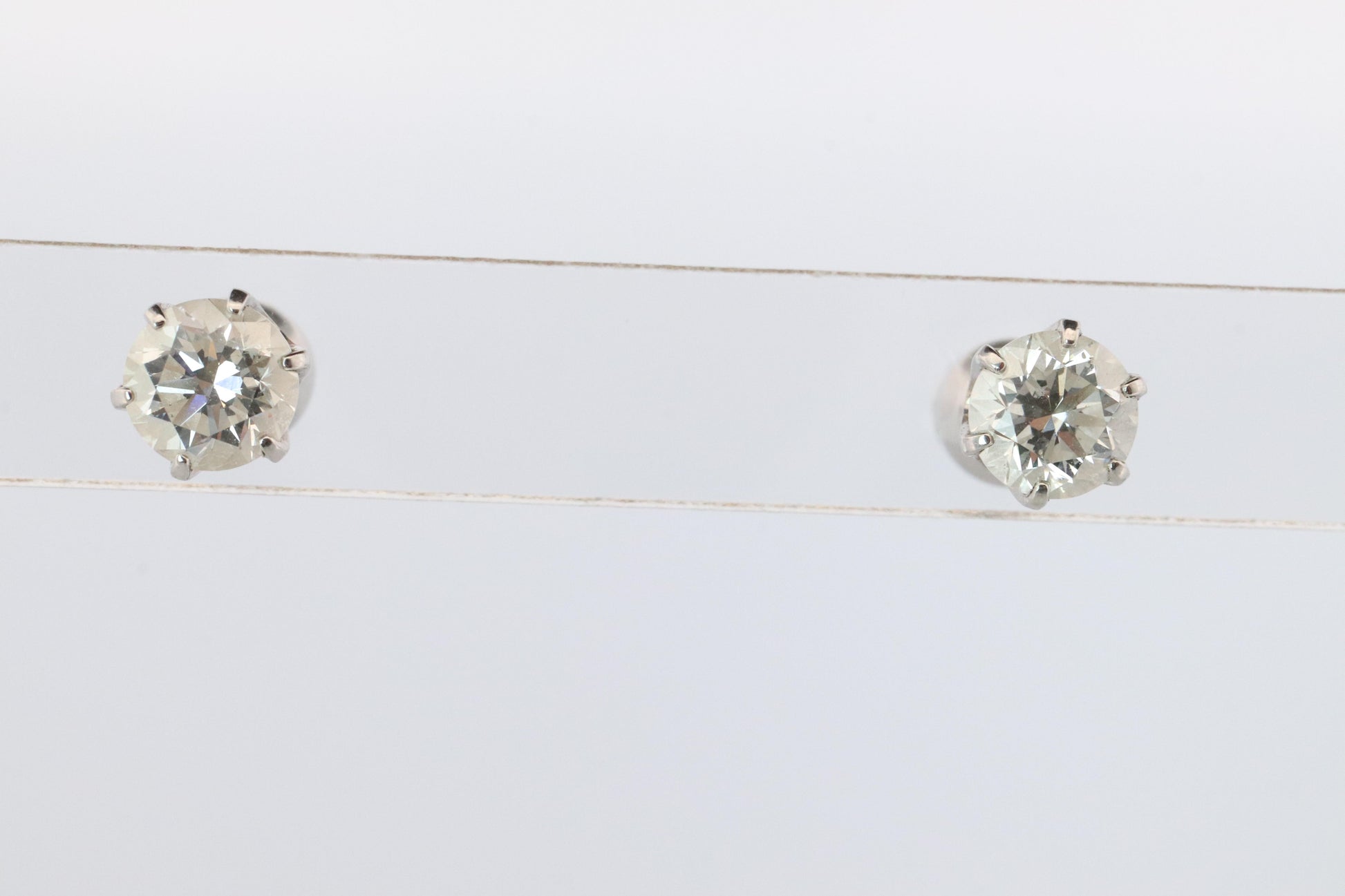 Diamond Stud Earrings. Platinum PT900 1ctw Diamond Claw Studs Earrings.