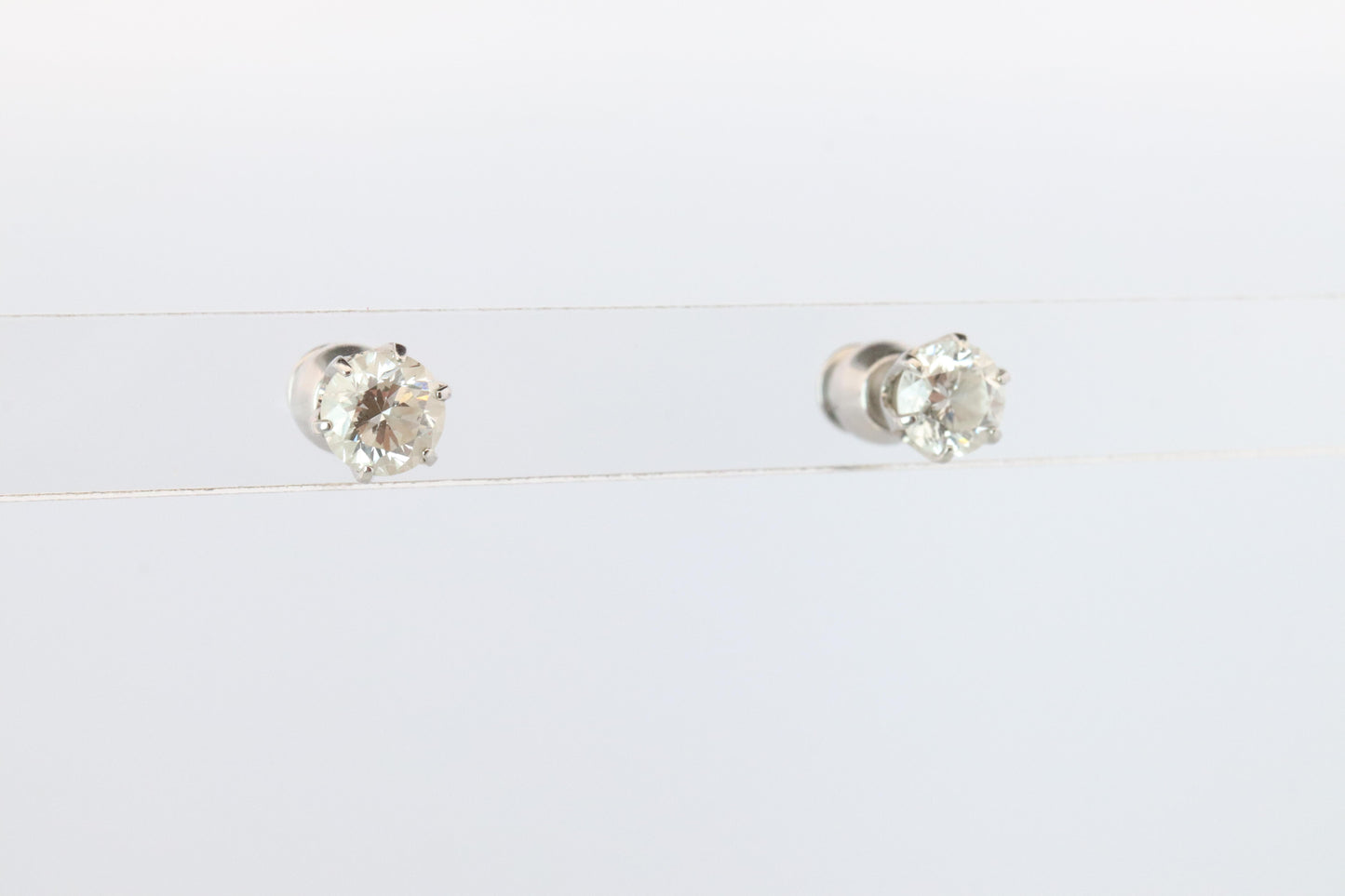 Diamond Stud Earrings. Platinum PT900 1ctw Diamond Claw Studs Earrings.