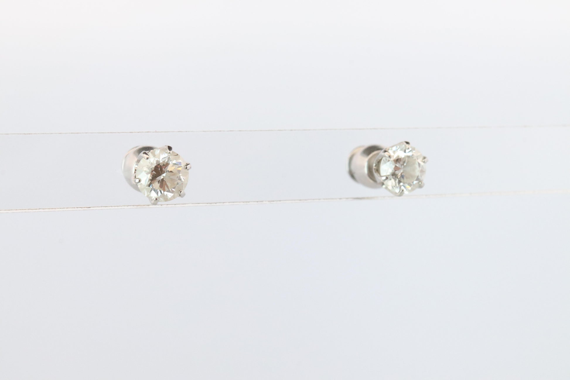 Diamond Stud Earrings. Platinum PT900 1ctw Diamond Claw Studs Earrings.