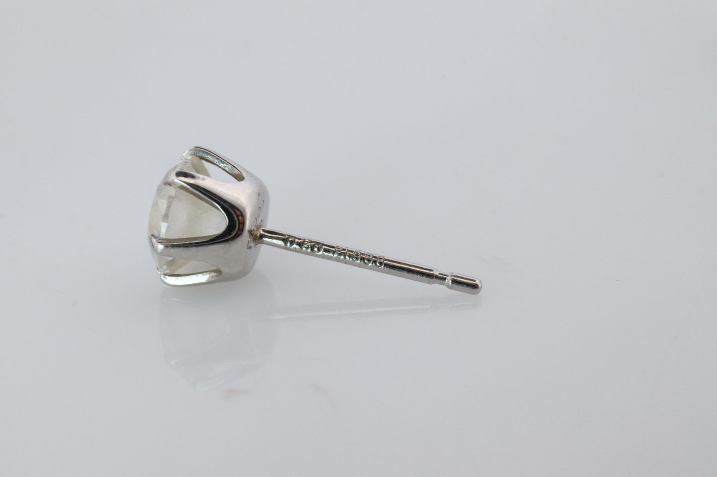 Diamond Stud Earrings. Platinum PT900 1ctw Diamond Claw Studs Earrings.