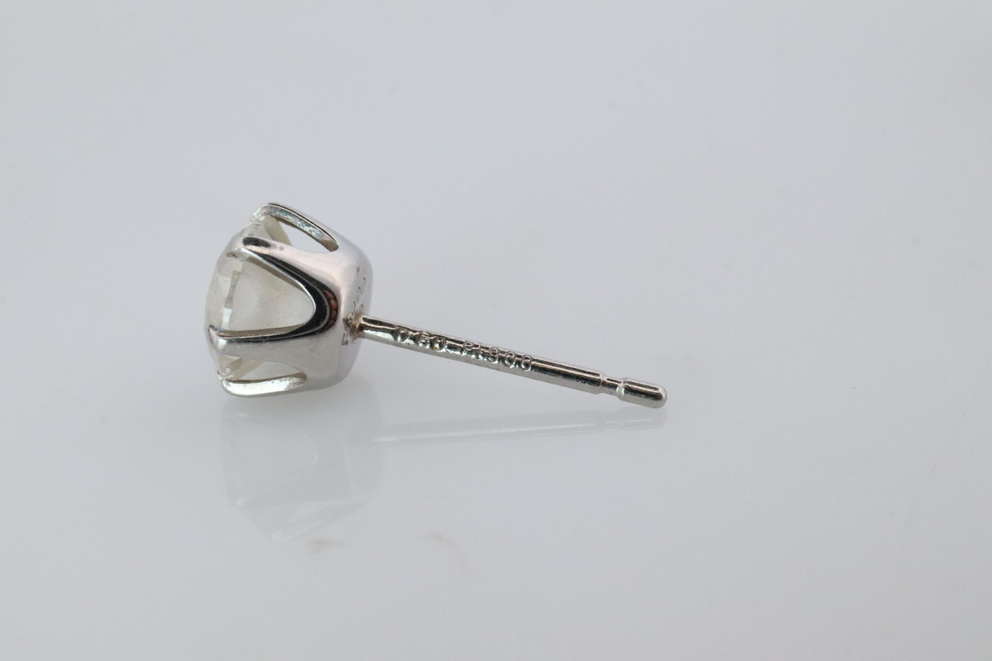 Diamond Stud Earrings. Platinum PT900 1ctw Diamond Claw Studs Earrings.