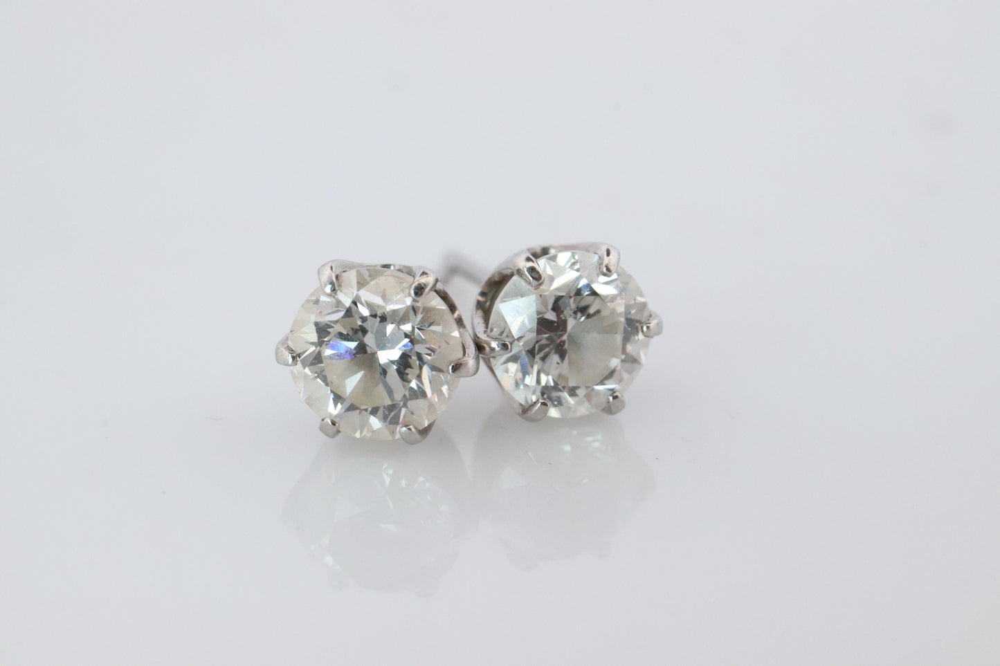 Diamond Stud Earrings. Platinum PT900 1ctw Diamond Claw Studs Earrings.
