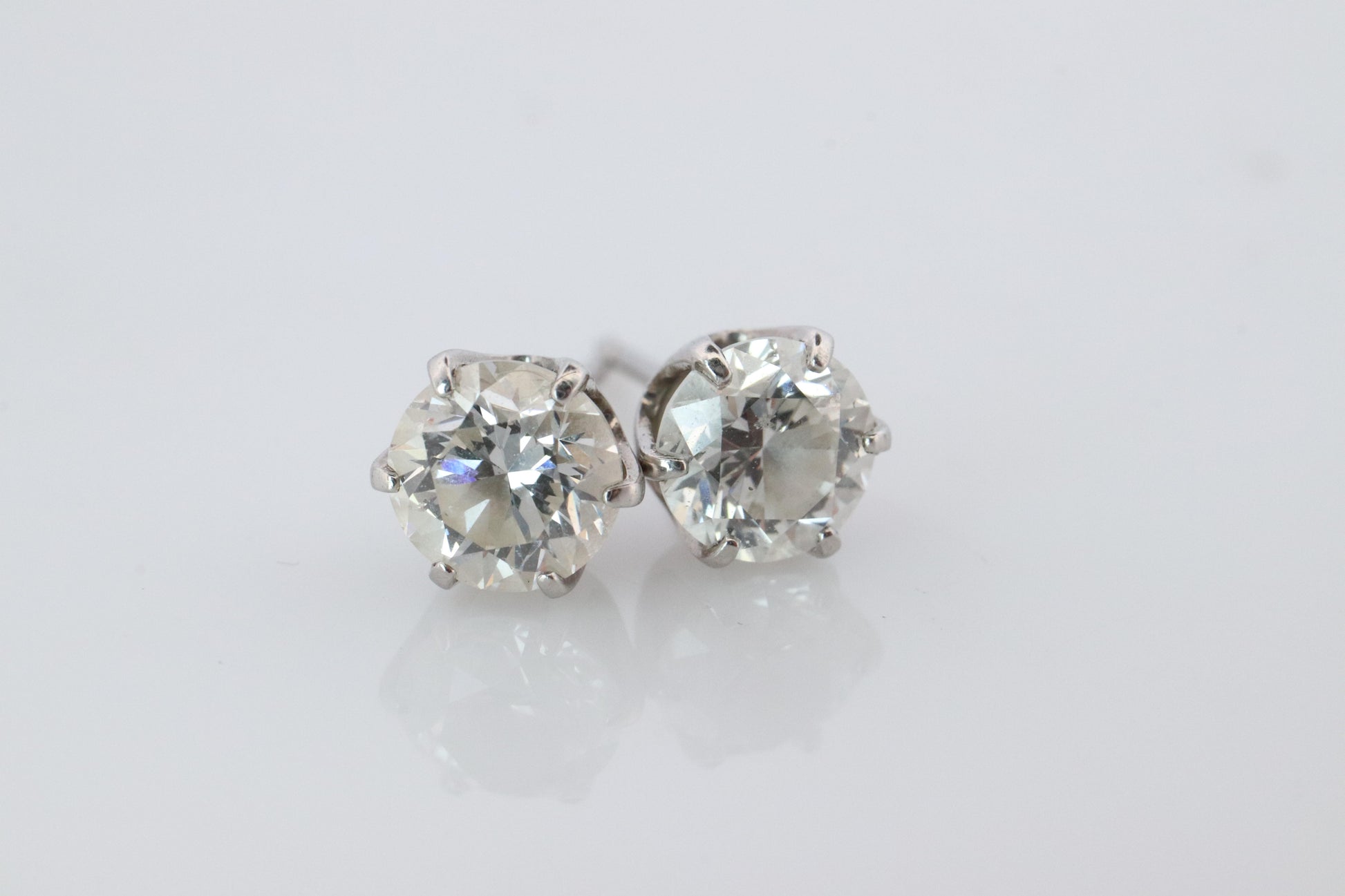 Diamond Stud Earrings. Platinum PT900 1ctw Diamond Claw Studs Earrings.