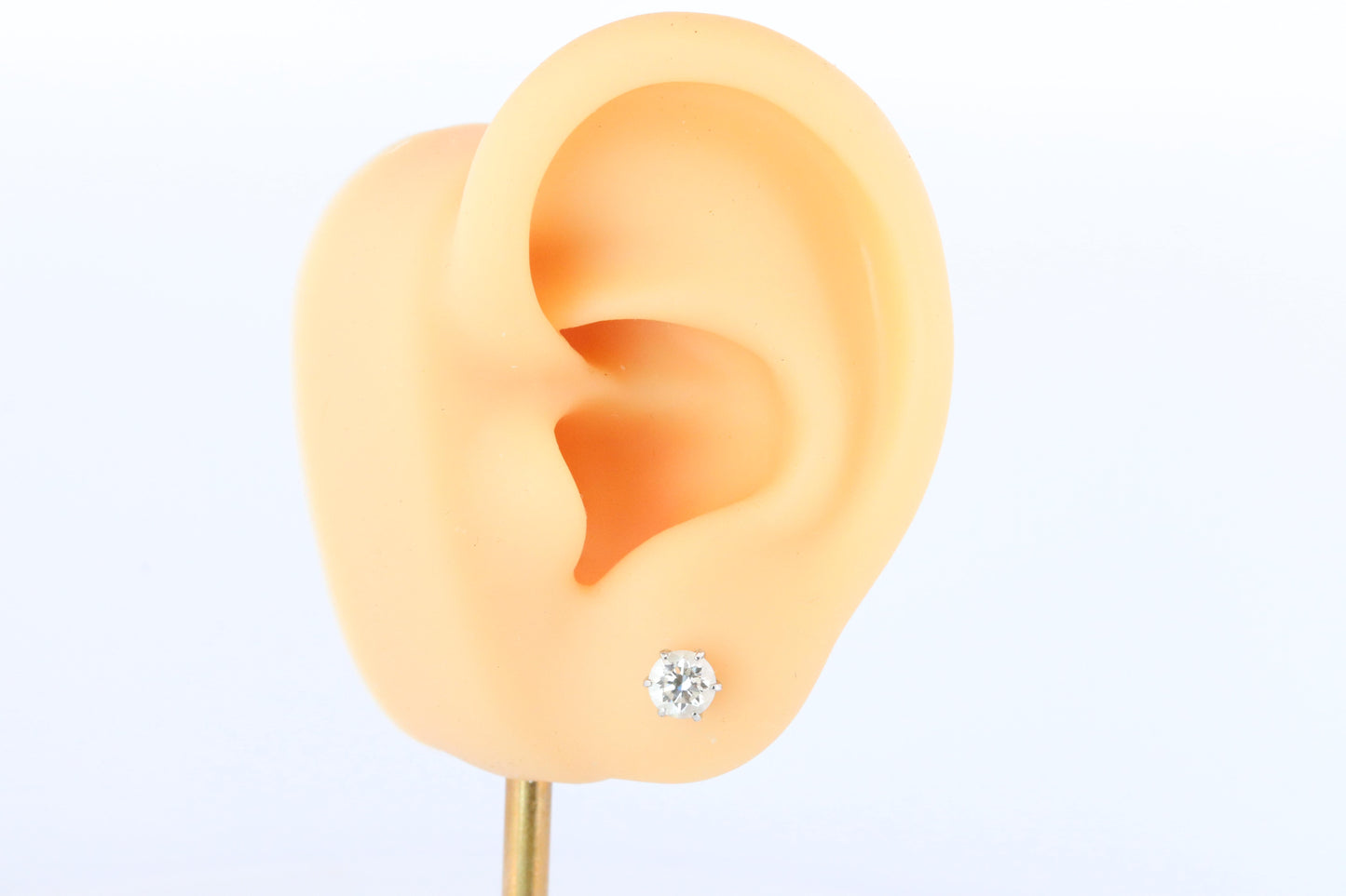 Diamond Stud Earrings. Platinum PT900 1ctw Diamond Claw Studs Earrings.