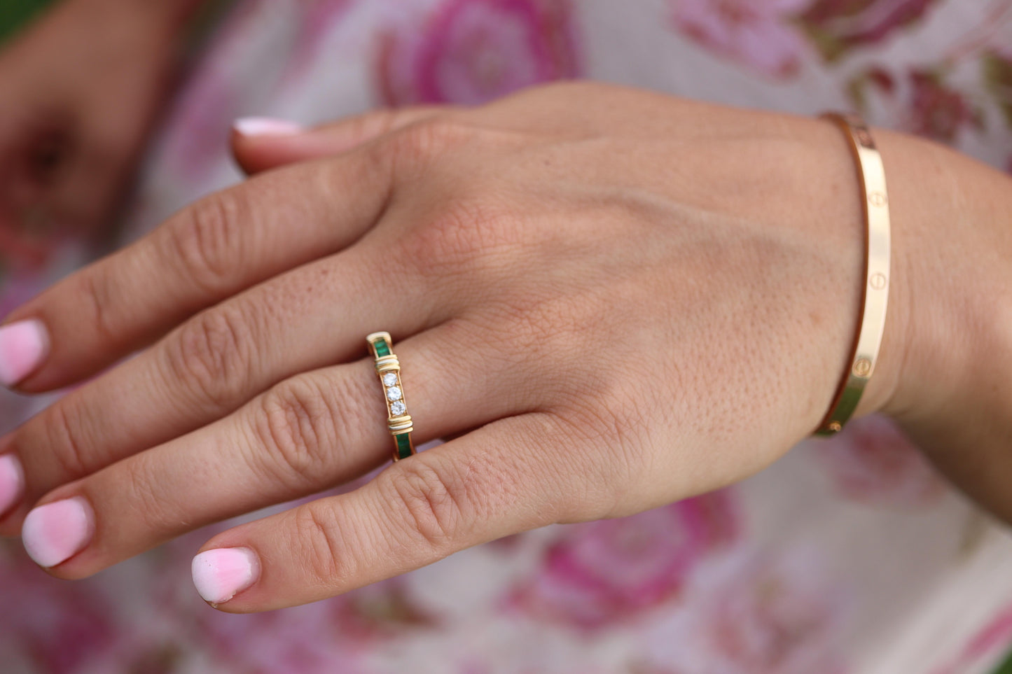 CARTIER Contessa 18k 750 Yellow Gold Ring. Cartier Diamond and Emerald Band
