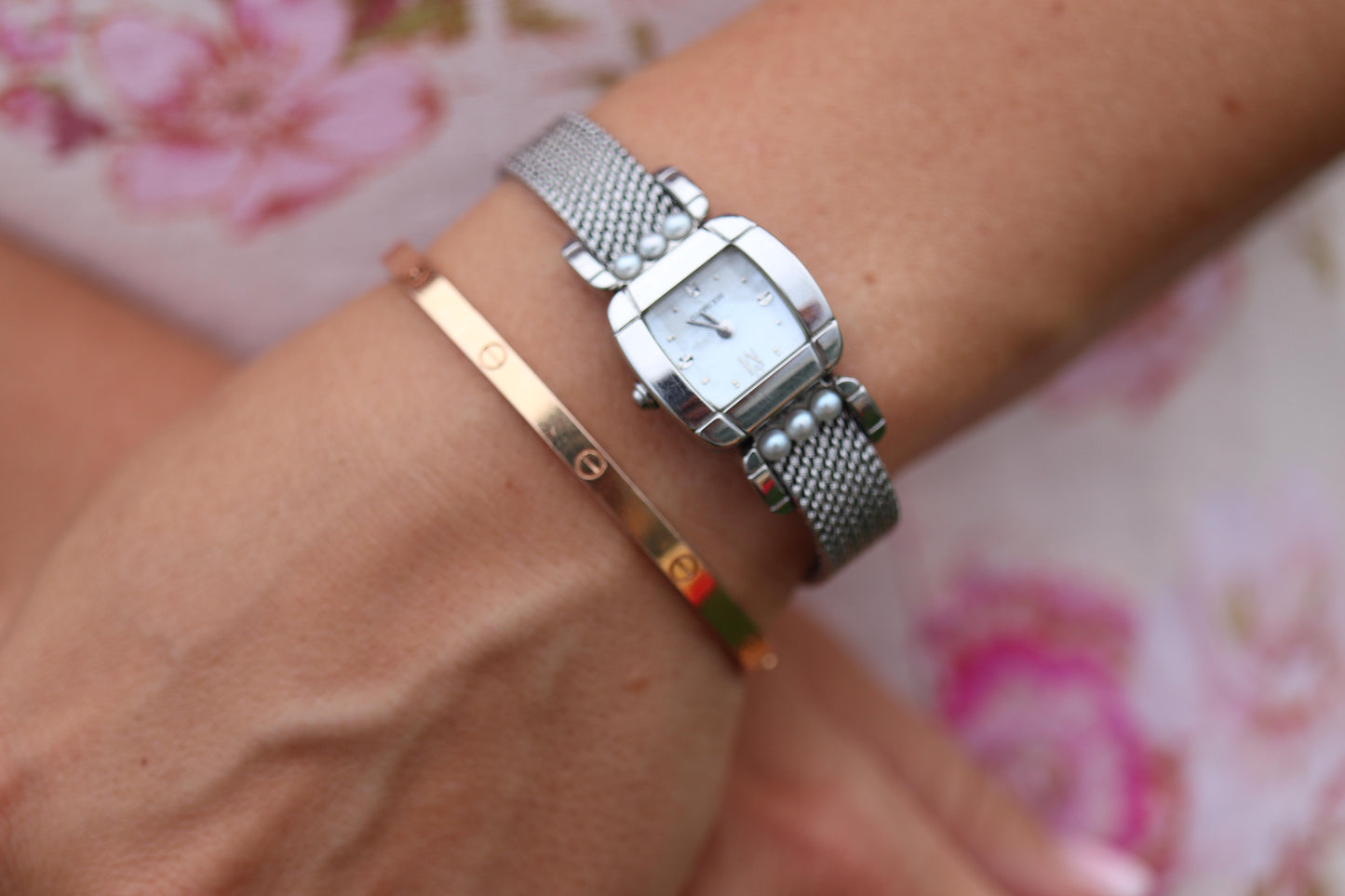 Mikimoto 500059 Watch. Mikimoto Pearl and MOP Dial ladies watch