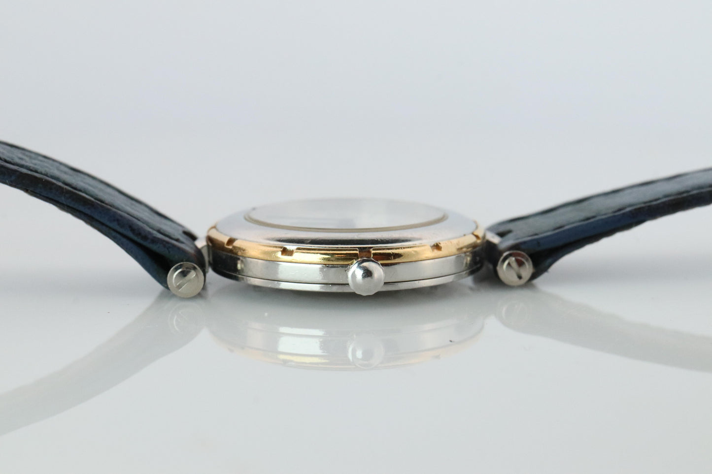 Van Cleef and Arpels 43607 watch. La Collection 18k SS Round 25mm Watch