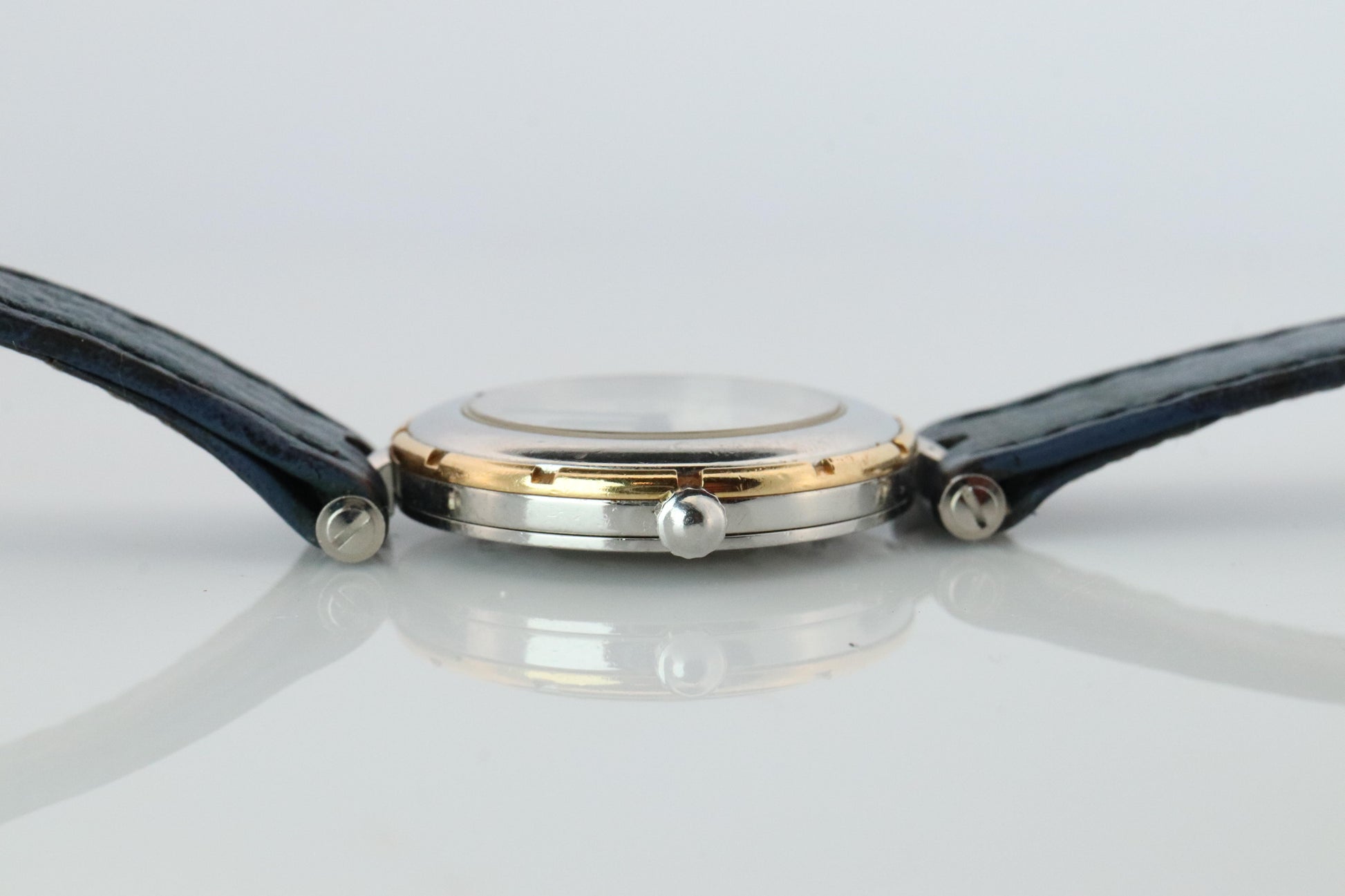 Van Cleef and Arpels 43607 watch. La Collection 18k SS Round 25mm Watch