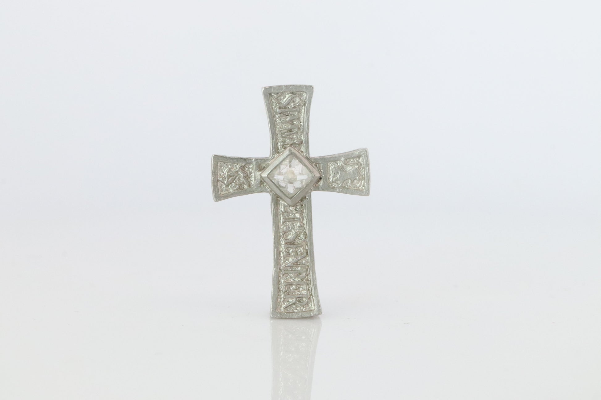 SUWA Platinum Diamond Cross Pendant. PT950 0.6ct Diamond Crucifix Pendant.