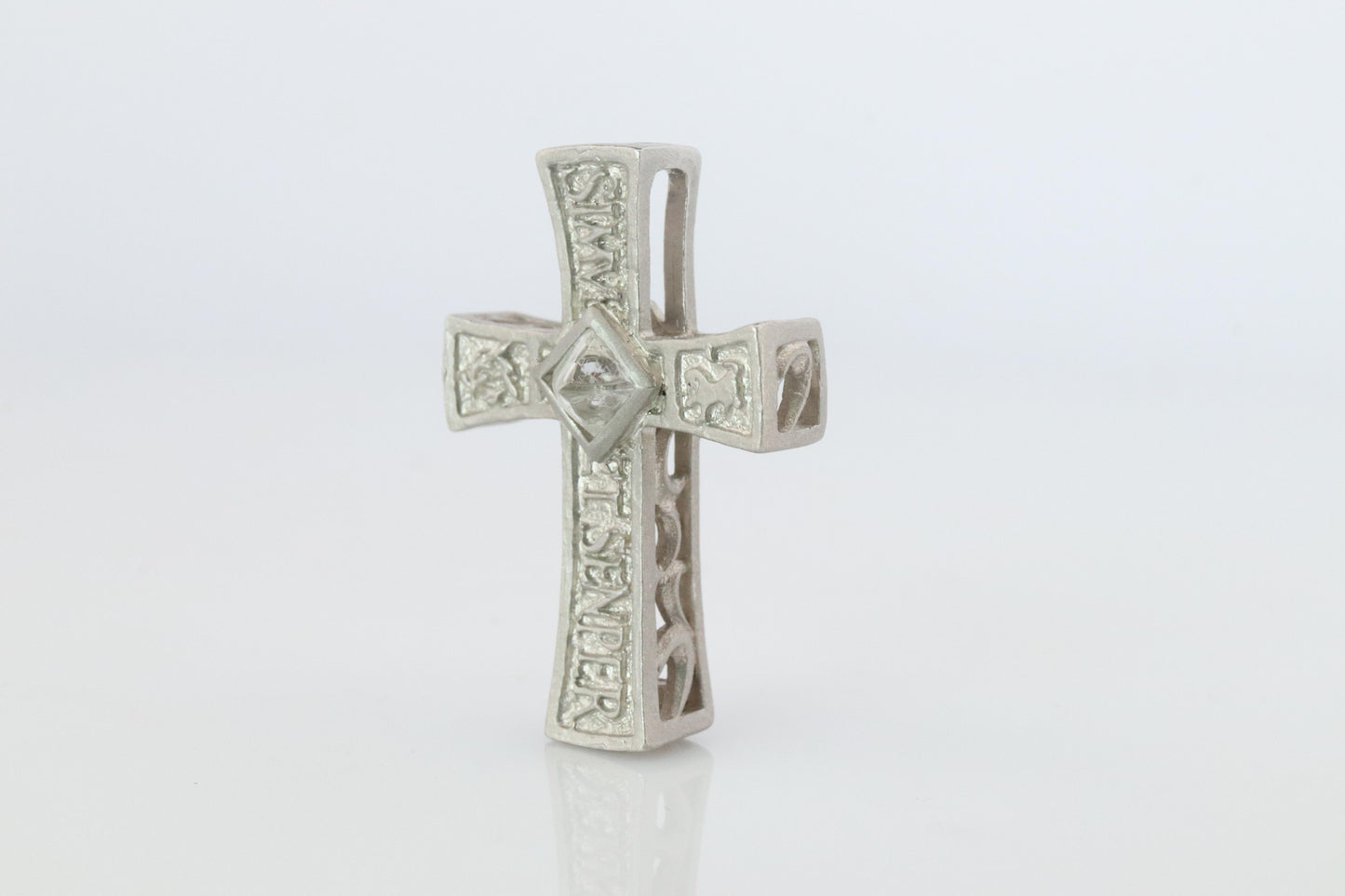 SUWA Platinum Diamond Cross Pendant. PT950 0.6ct Diamond Crucifix Pendant.