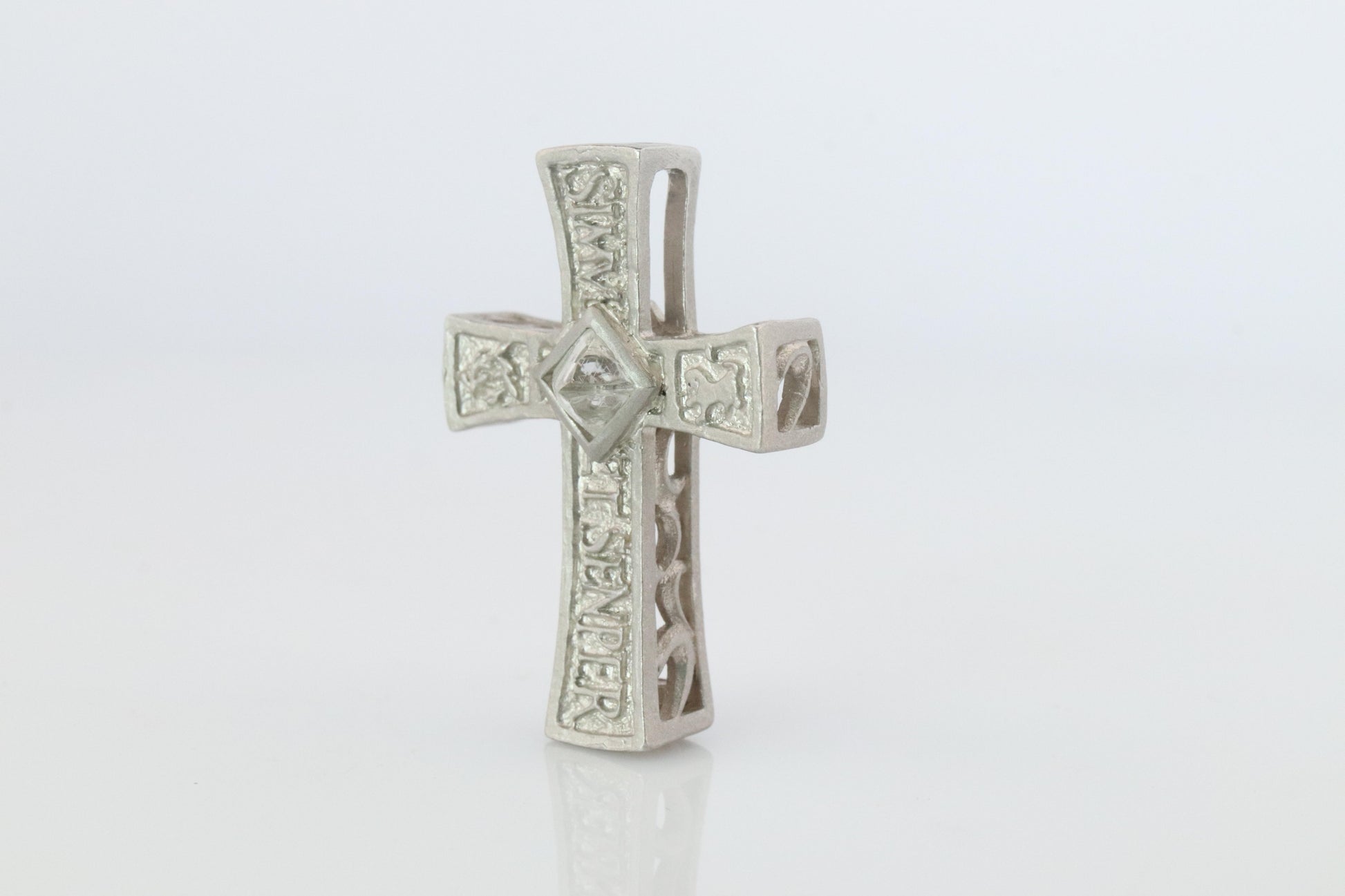 SUWA Platinum Diamond Cross Pendant. PT950 0.6ct Diamond Crucifix Pendant.