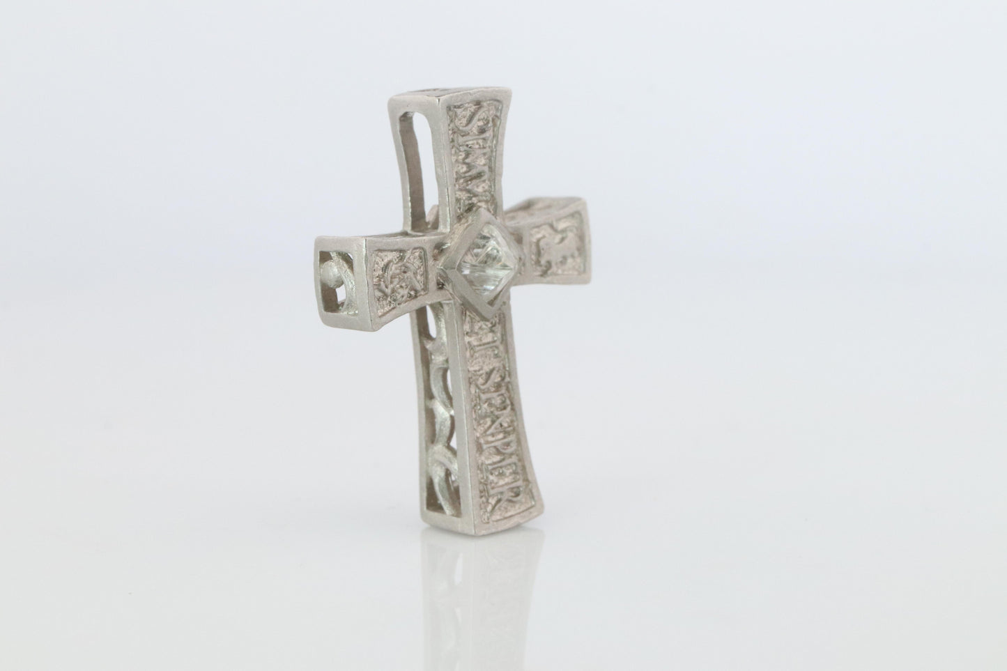 SUWA Platinum Diamond Cross Pendant. PT950 0.6ct Diamond Crucifix Pendant.