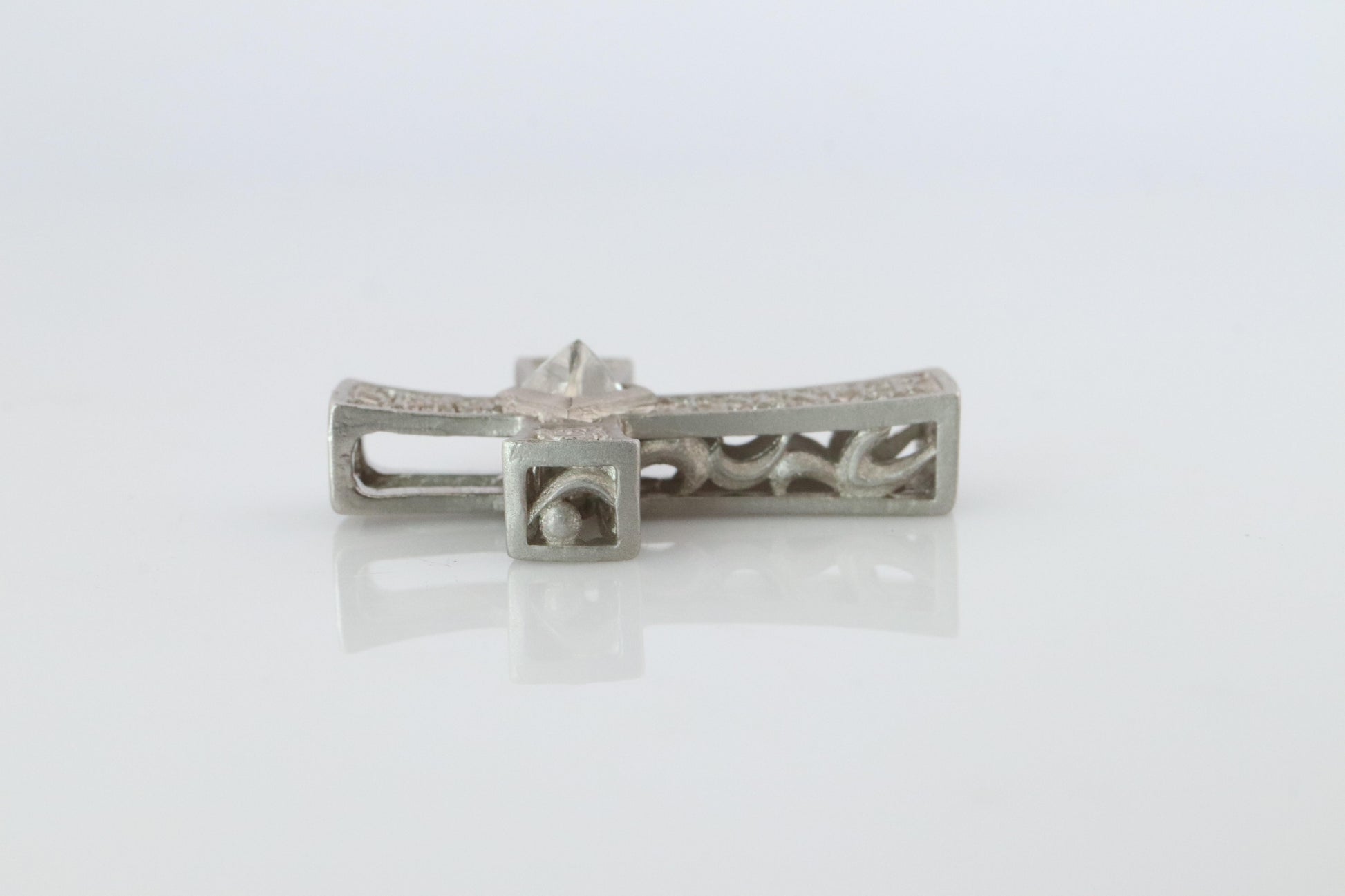 SUWA Platinum Diamond Cross Pendant. PT950 0.6ct Diamond Crucifix Pendant.