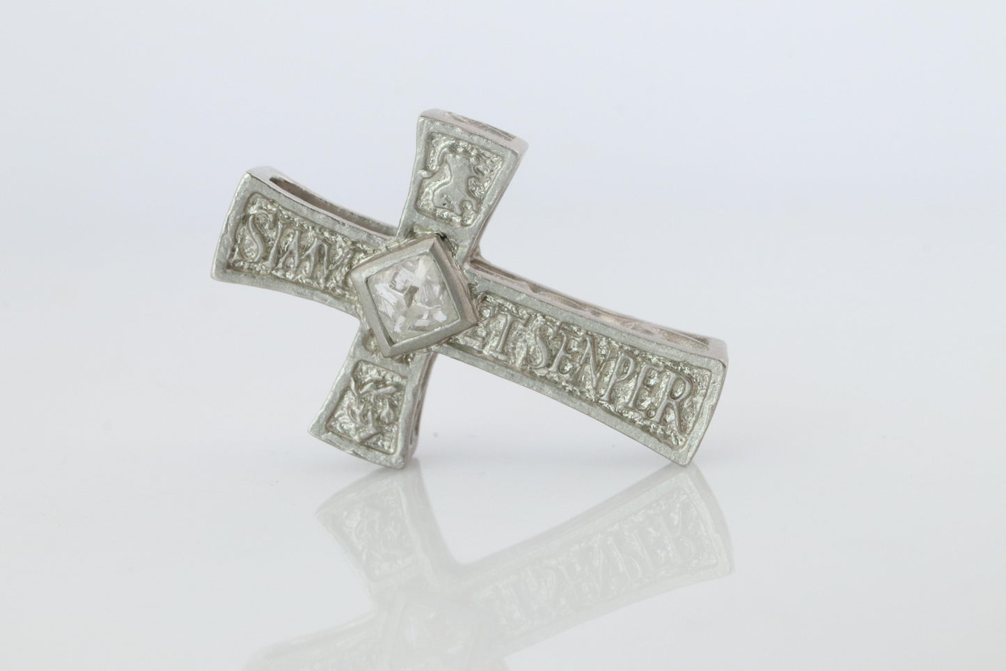SUWA Platinum Diamond Cross Pendant. PT950 0.6ct Diamond Crucifix Pendant.