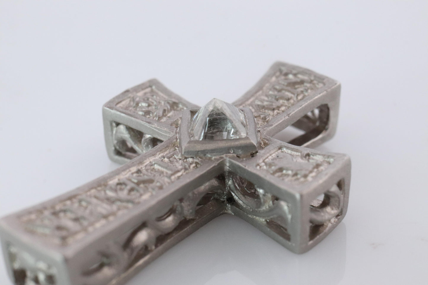 SUWA Platinum Diamond Cross Pendant. PT950 0.6ct Diamond Crucifix Pendant.