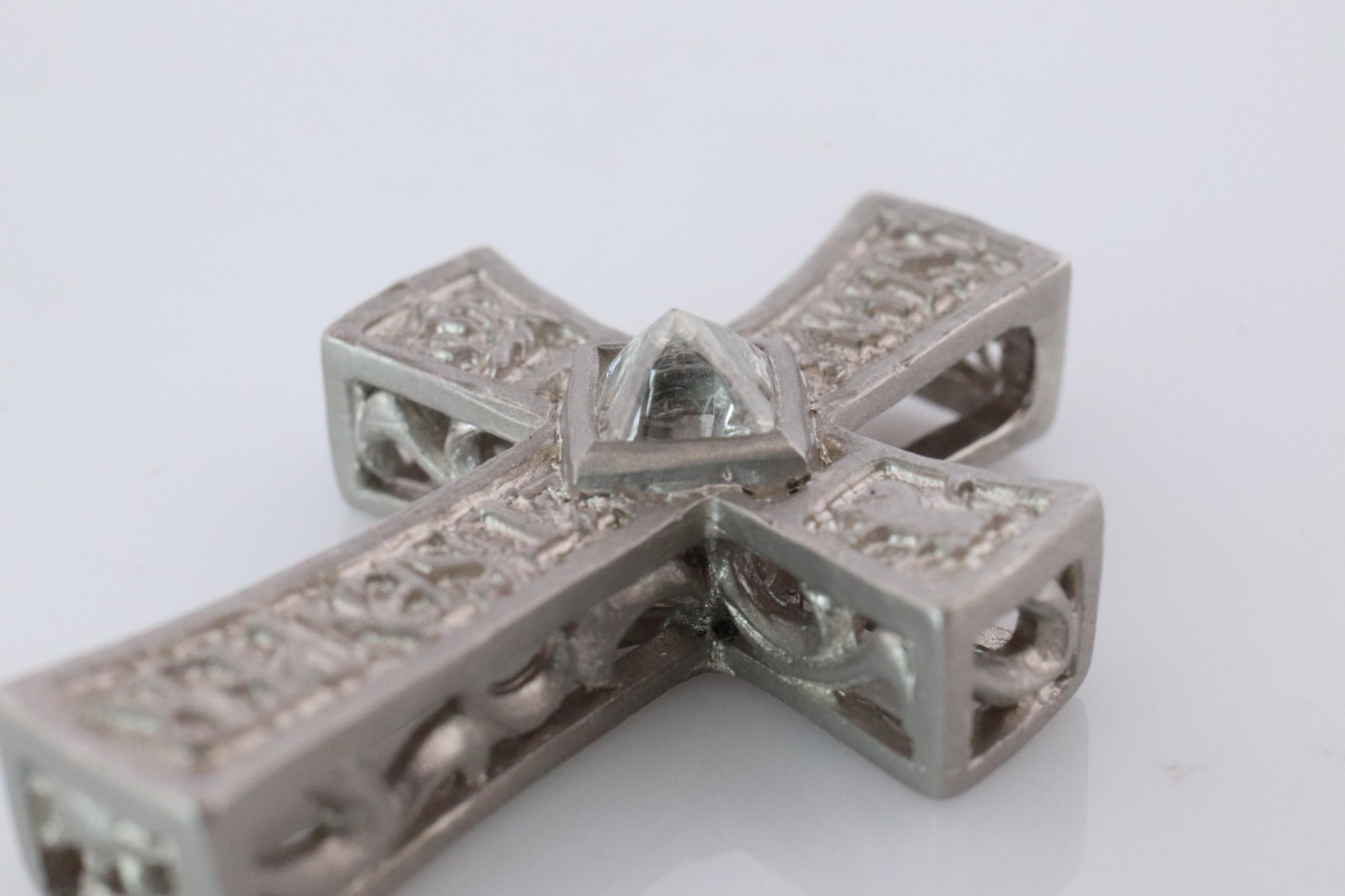 SUWA Platinum Diamond Cross Pendant. PT950 0.6ct Diamond Crucifix Pendant.