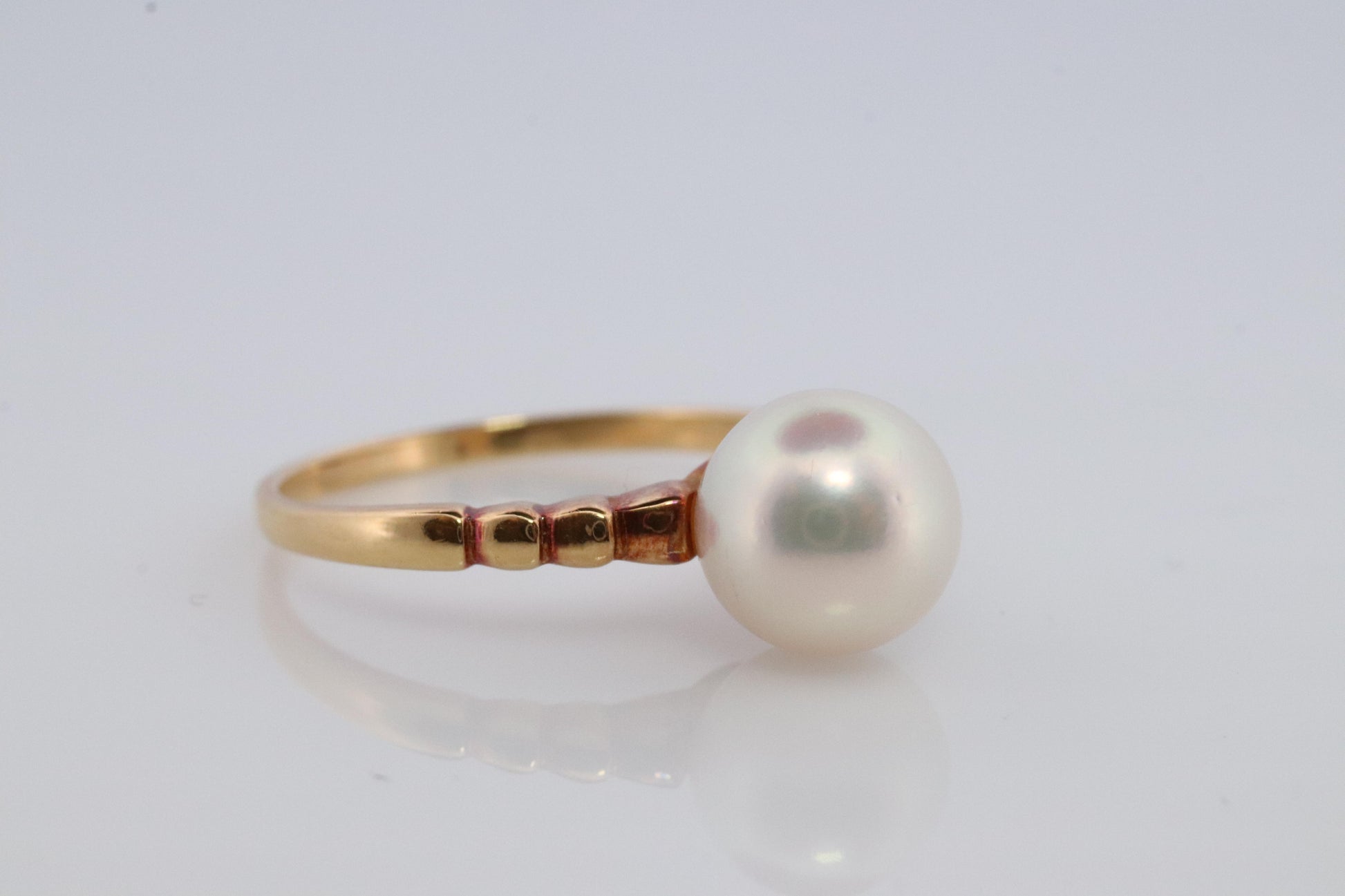 Mikimoto Ring. Vintage 18k Gold Mikimoto Solitaire Pearl ring. Mikimoto Pearl