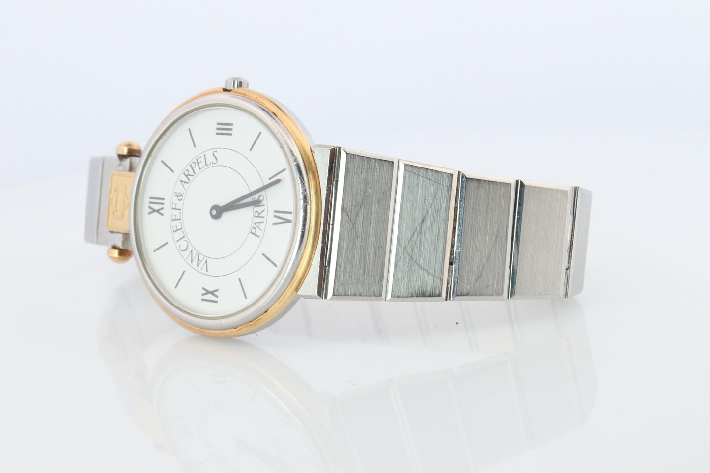 Van Cleef and Arpels 43106 LL5 watch. La Collection SS Round 30mm Watch