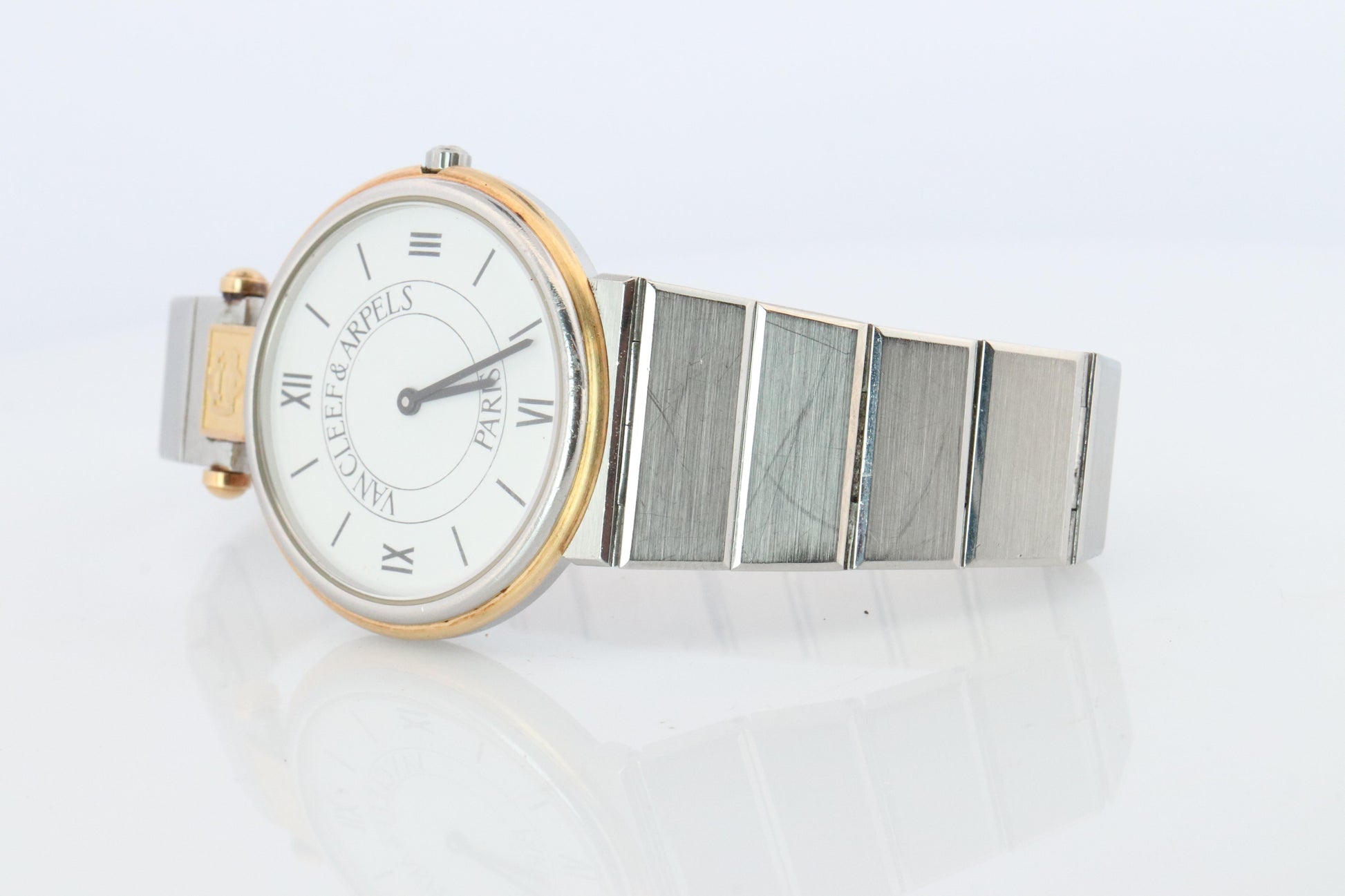 Van Cleef and Arpels 43106 LL5 watch. La Collection SS Round 30mm Watch