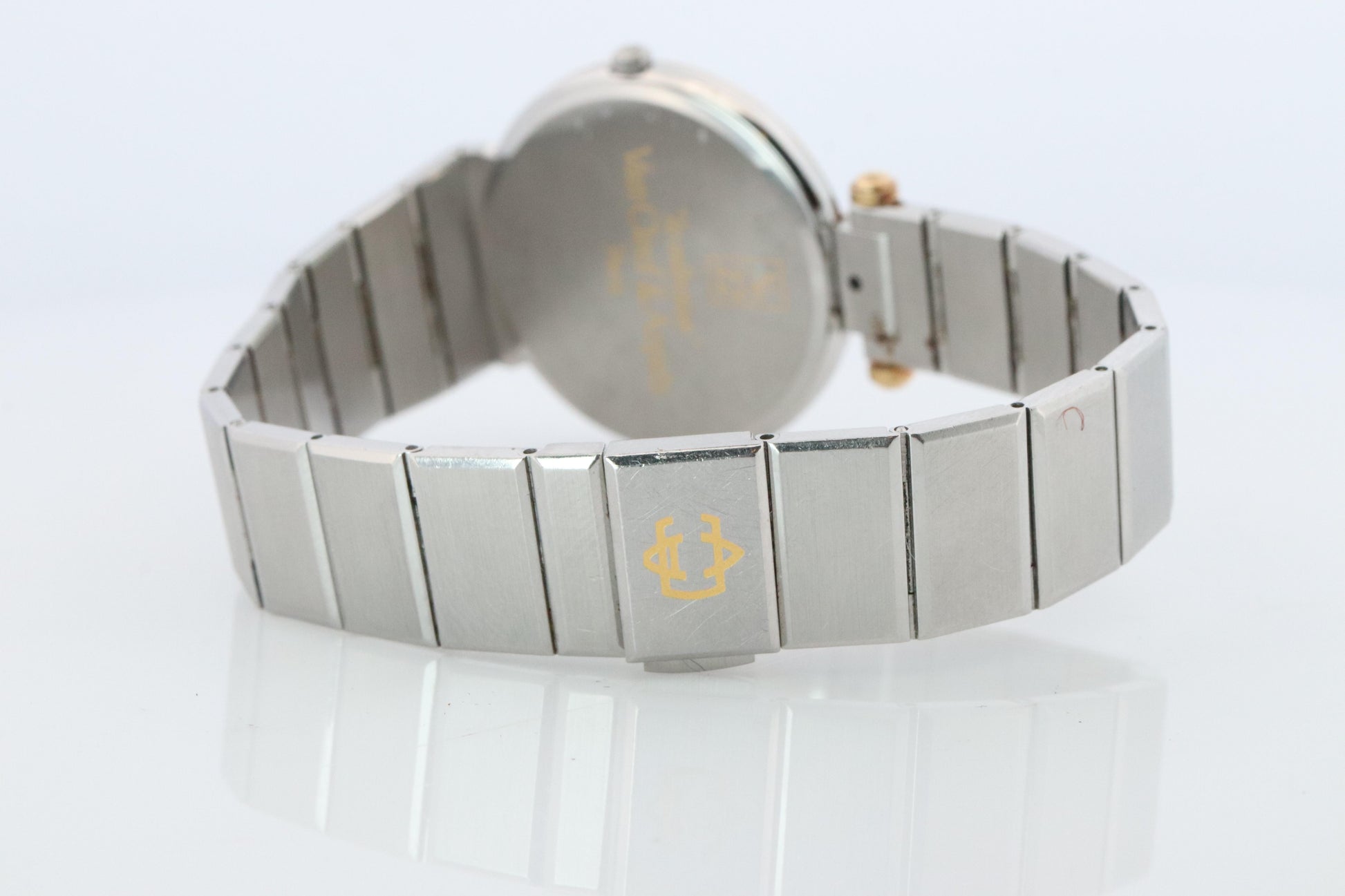 Van Cleef and Arpels 43106 LL5 watch. La Collection SS Round 30mm Watch