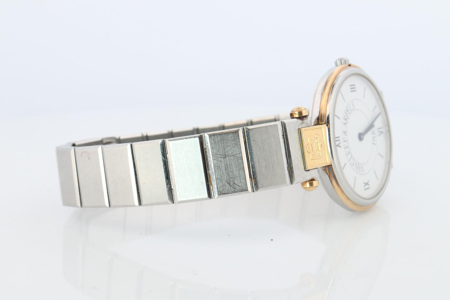 Van Cleef and Arpels 43106 LL5 watch. La Collection SS Round 30mm Watch