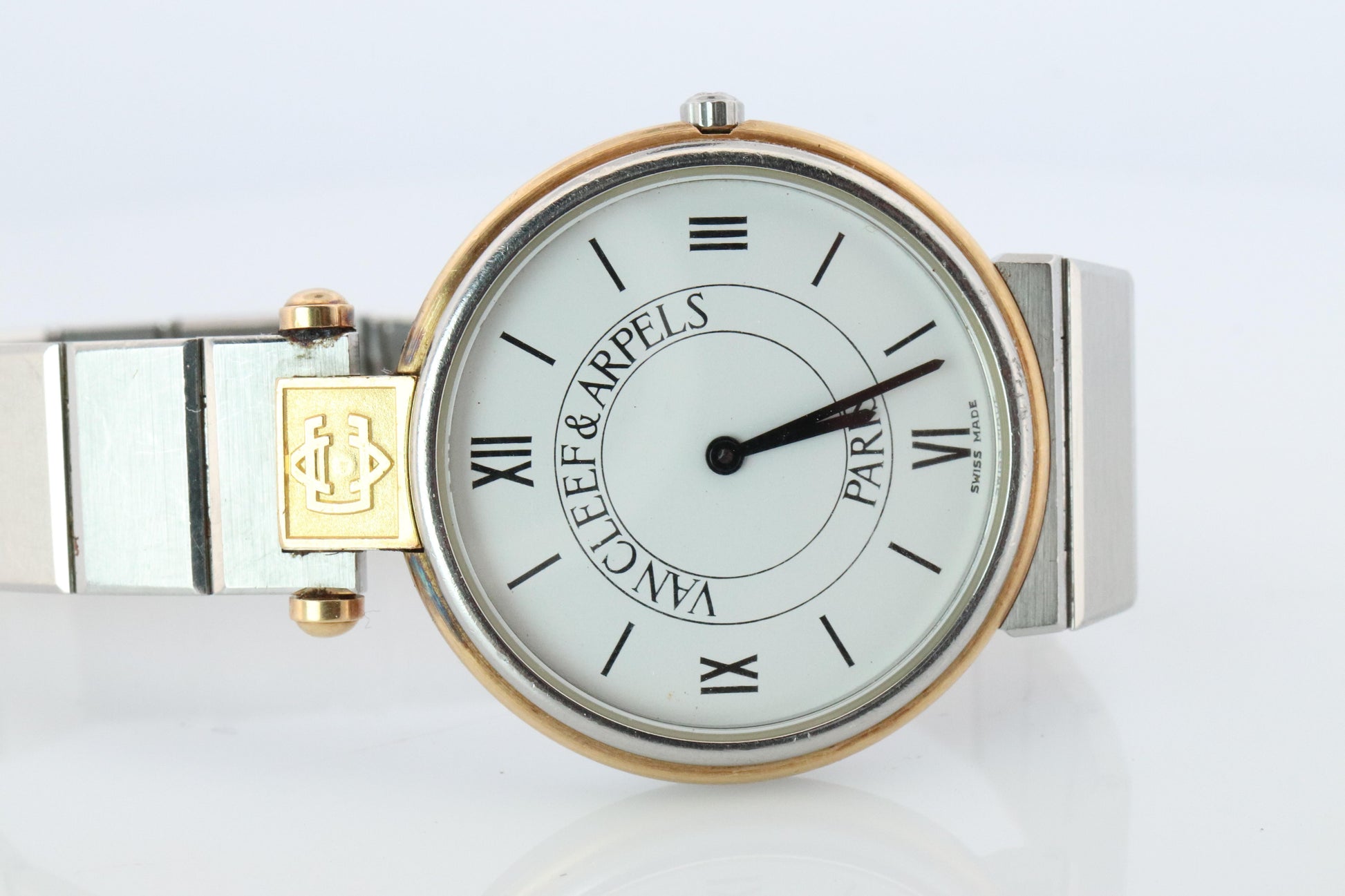 Van Cleef and Arpels 43106 LL5 watch. La Collection SS Round 30mm Watch