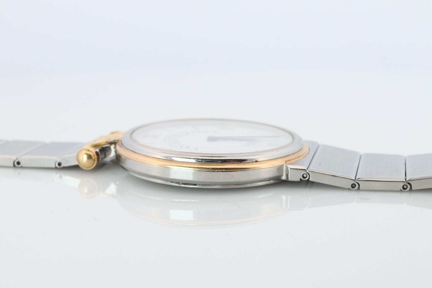 Van Cleef and Arpels 43106 LL5 watch. La Collection SS Round 30mm Watch