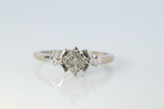 10k Princess DIAMOND cluster illusion solitaire ring. Square Diamond band.