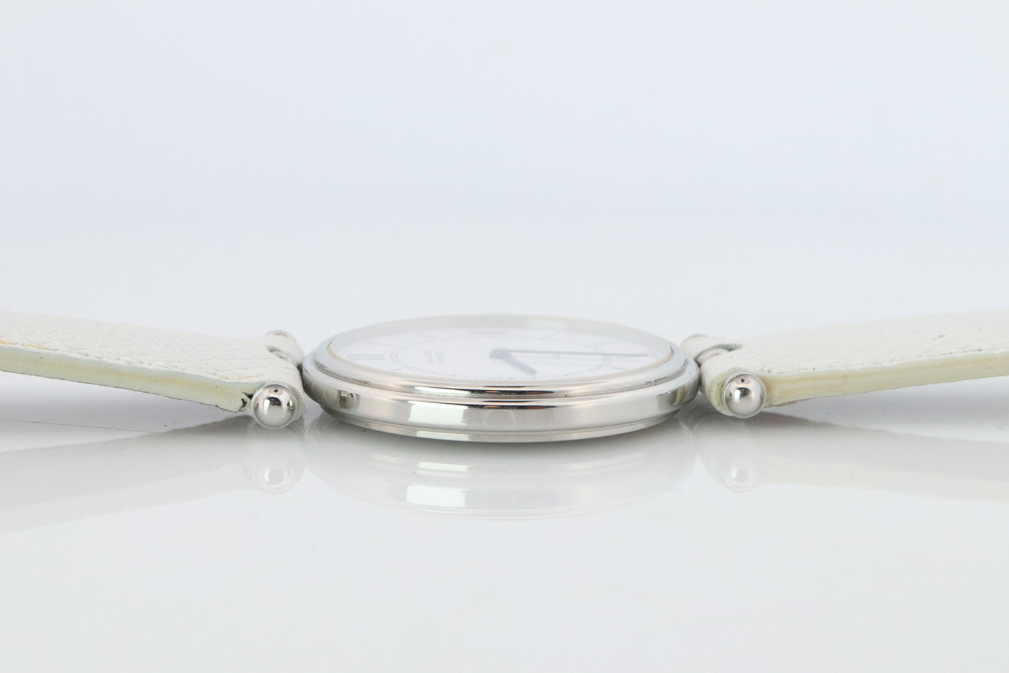 Van Cleef and Arpels 53 104 watch. La Collection 18k SS Round 32mm Watch