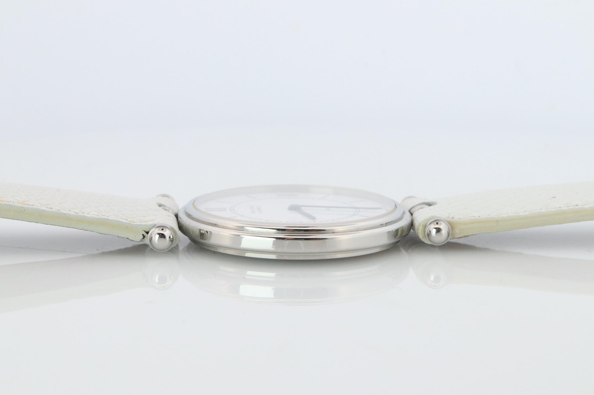 Van Cleef and Arpels 53 104 watch. La Collection 18k SS Round 32mm Watch