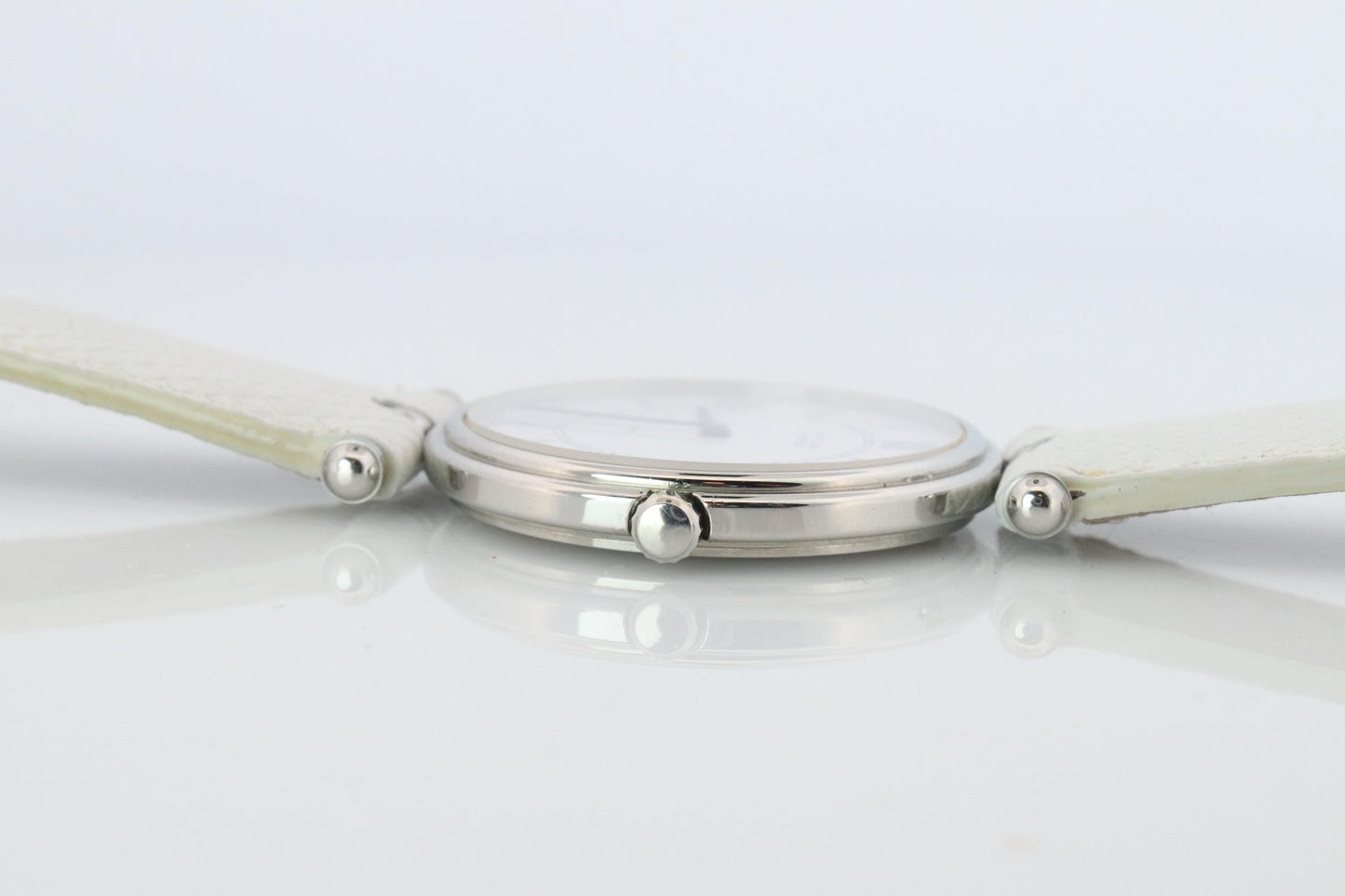Van Cleef and Arpels 53 104 watch. La Collection 18k SS Round 32mm Watch