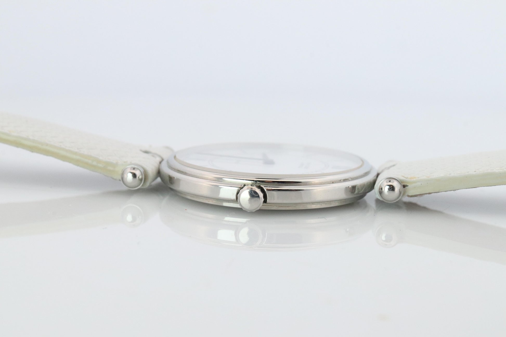 Van Cleef and Arpels 53 104 watch. La Collection 18k SS Round 32mm Watch