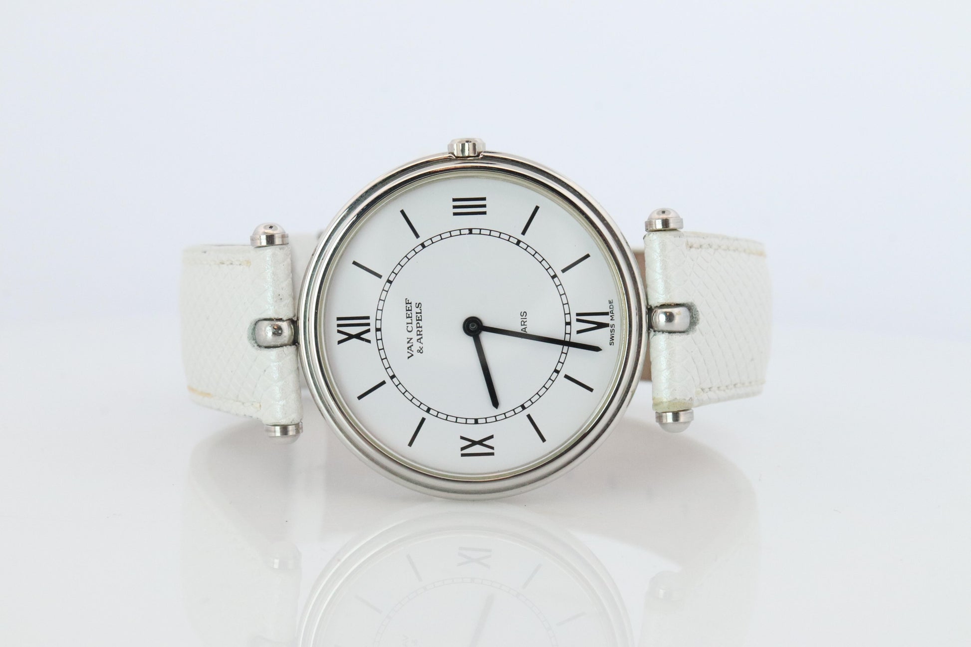 Van Cleef and Arpels 53 104 watch. La Collection 18k SS Round 32mm Watch