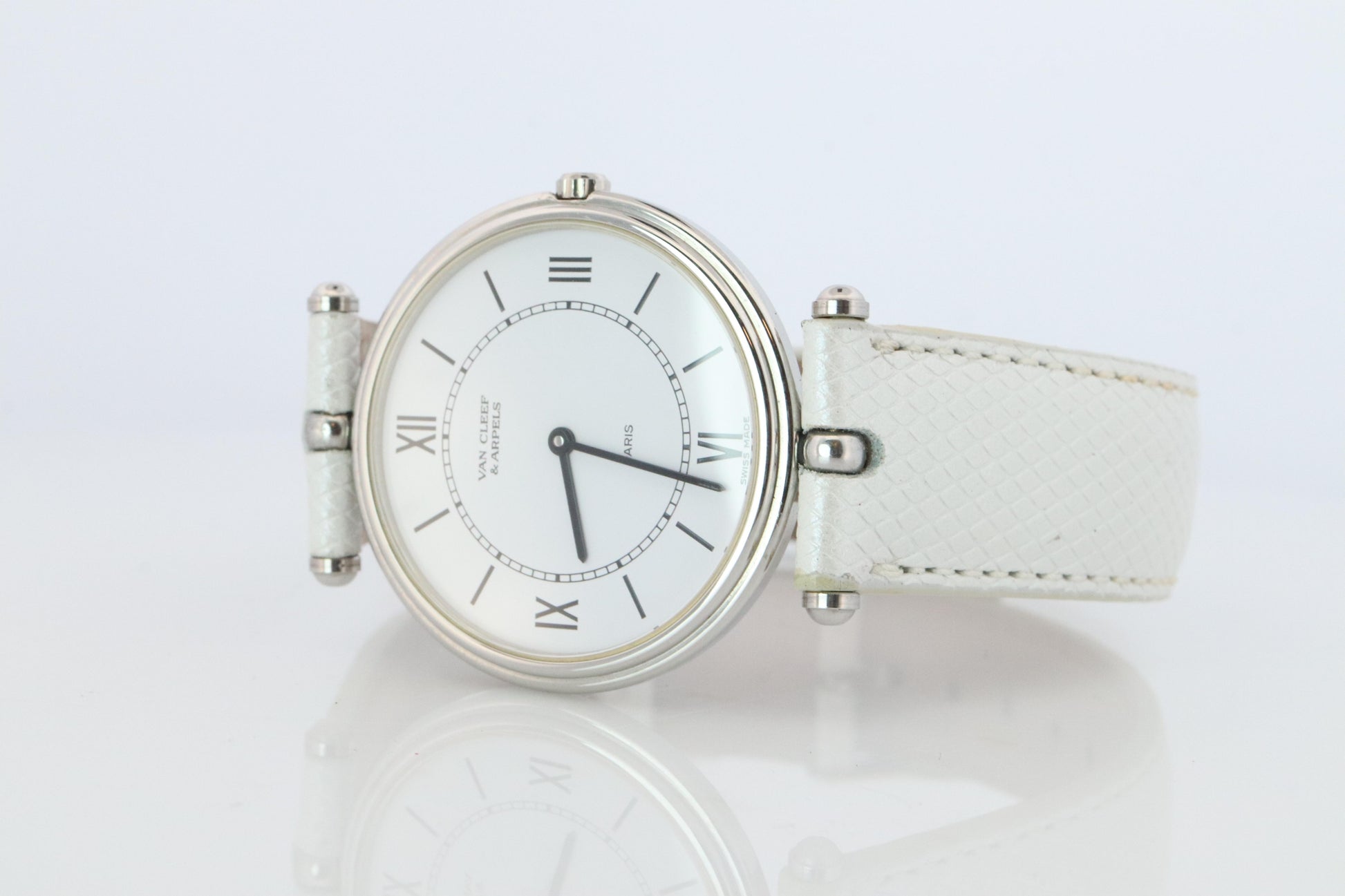 Van Cleef and Arpels 53 104 watch. La Collection 18k SS Round 32mm Watch