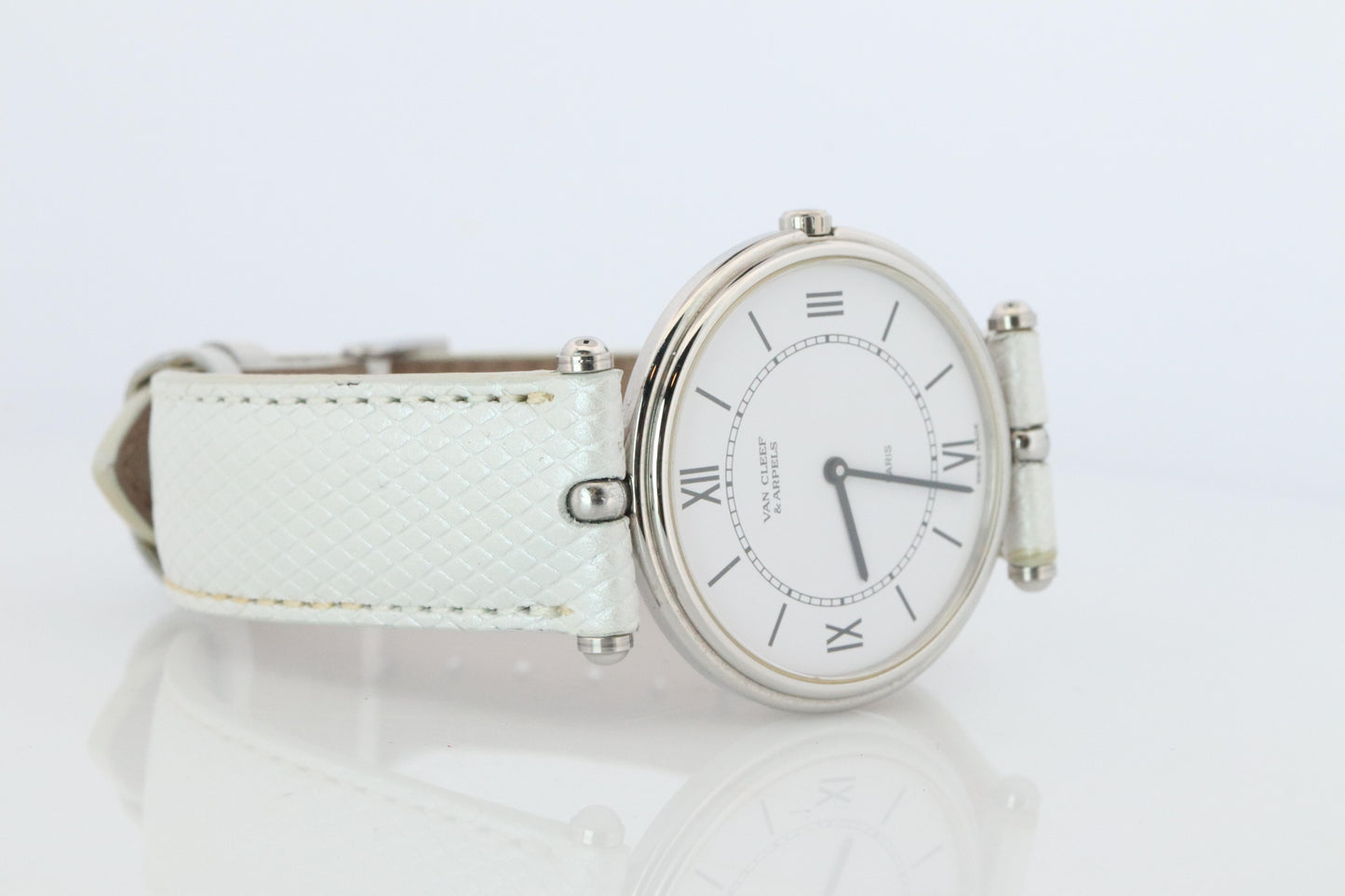 Van Cleef and Arpels 53 104 watch. La Collection 18k SS Round 32mm Watch